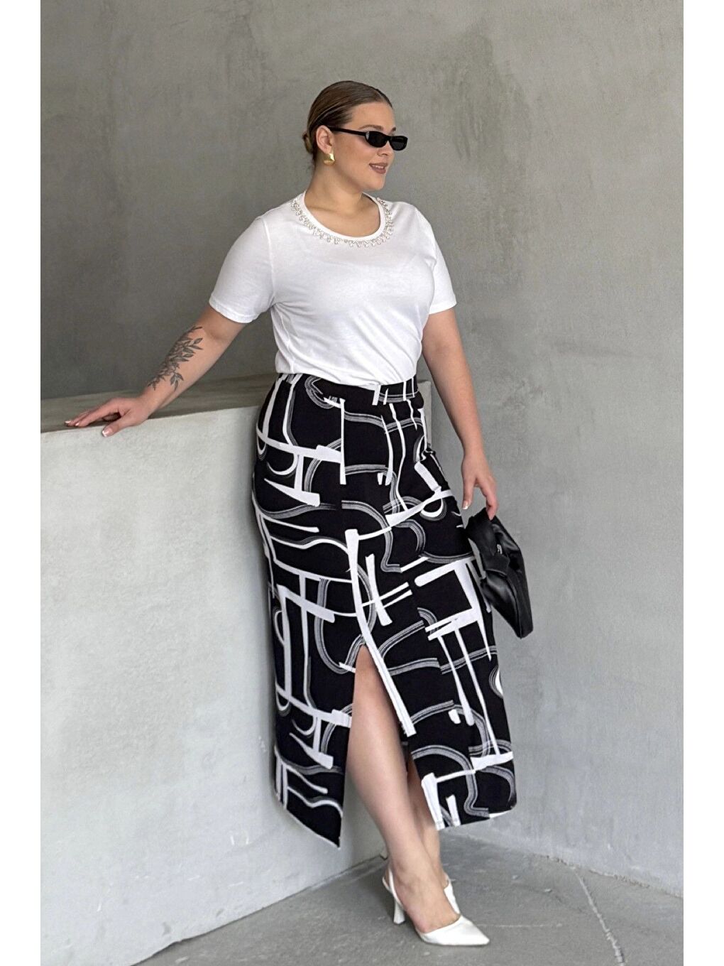 Siyah Büyük Beden Beli Lastikli Soyut Desenli Yırtmaç Detaylı Uzun Etek 98-120-3