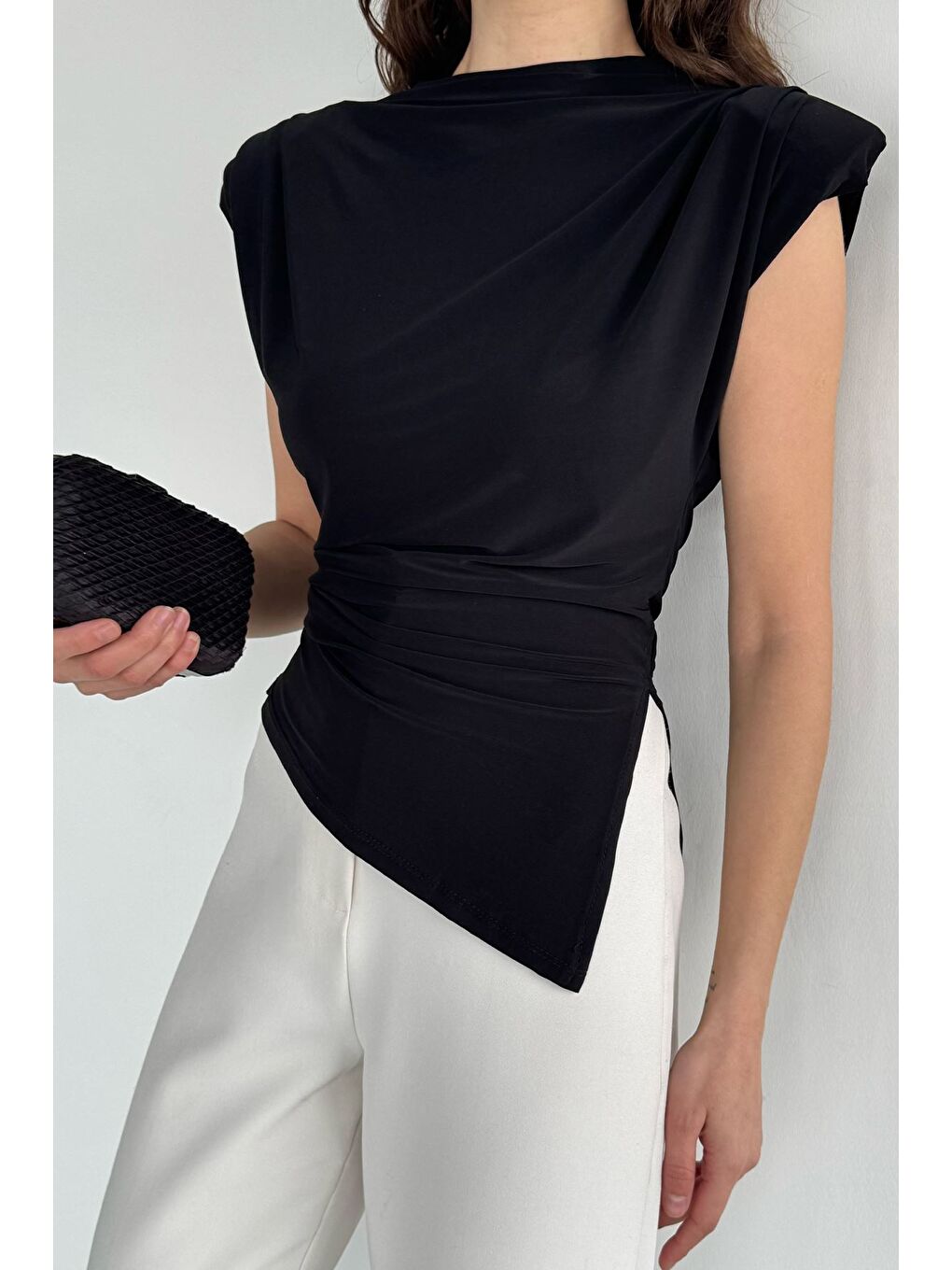 Siyah Kadın Omuz Vatkalı Drapeli Asimetrik Kesim Bluz-2