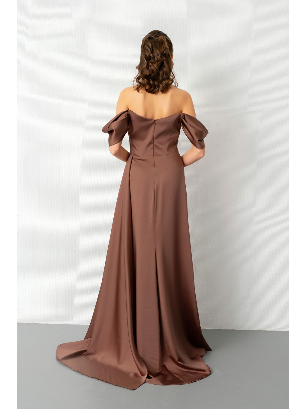 Kadın Kahverengi Kayık Yaka Yırtmaçlı Uzun Saten Abiye Elbise-5