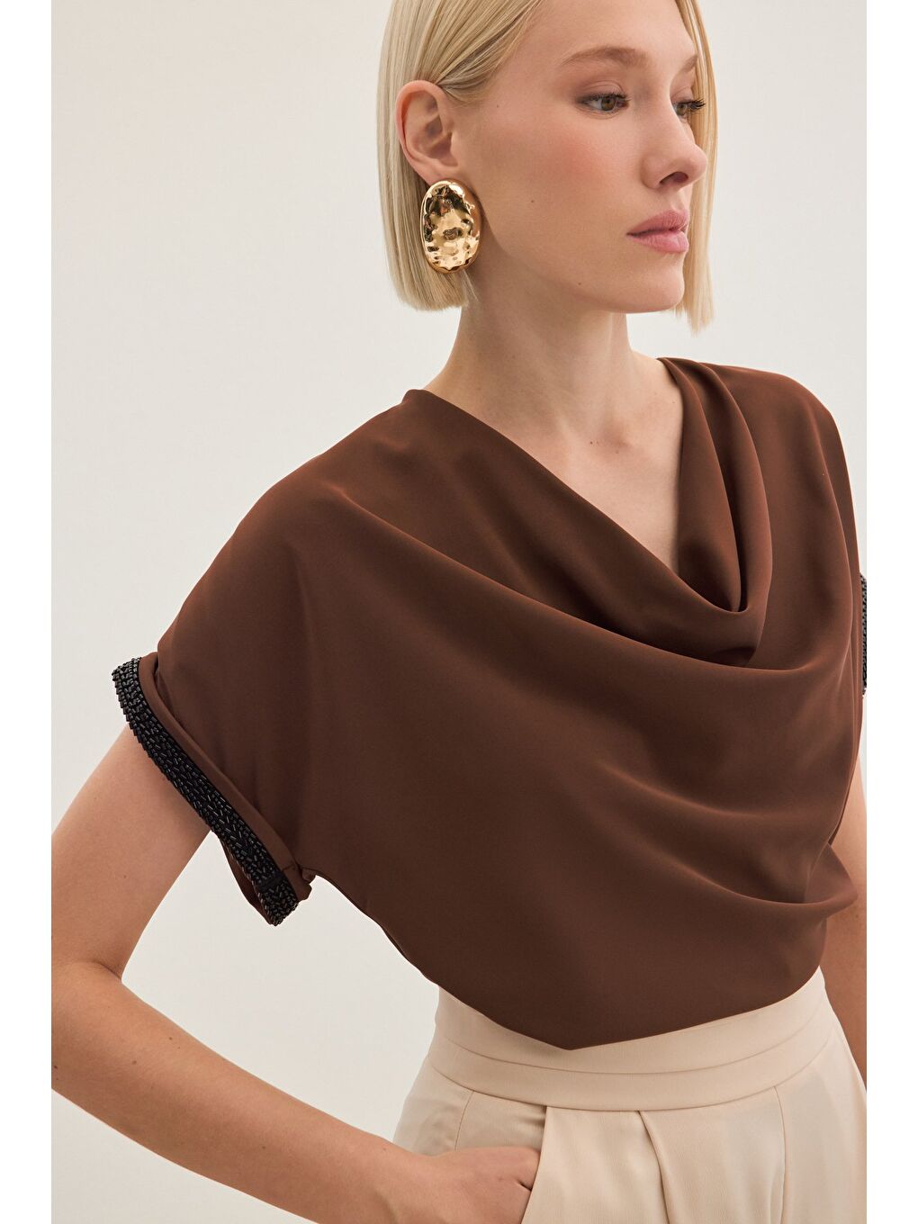 Kahverengi Kollar Taş Detaylı Salaş Bluz - Kahve-5
