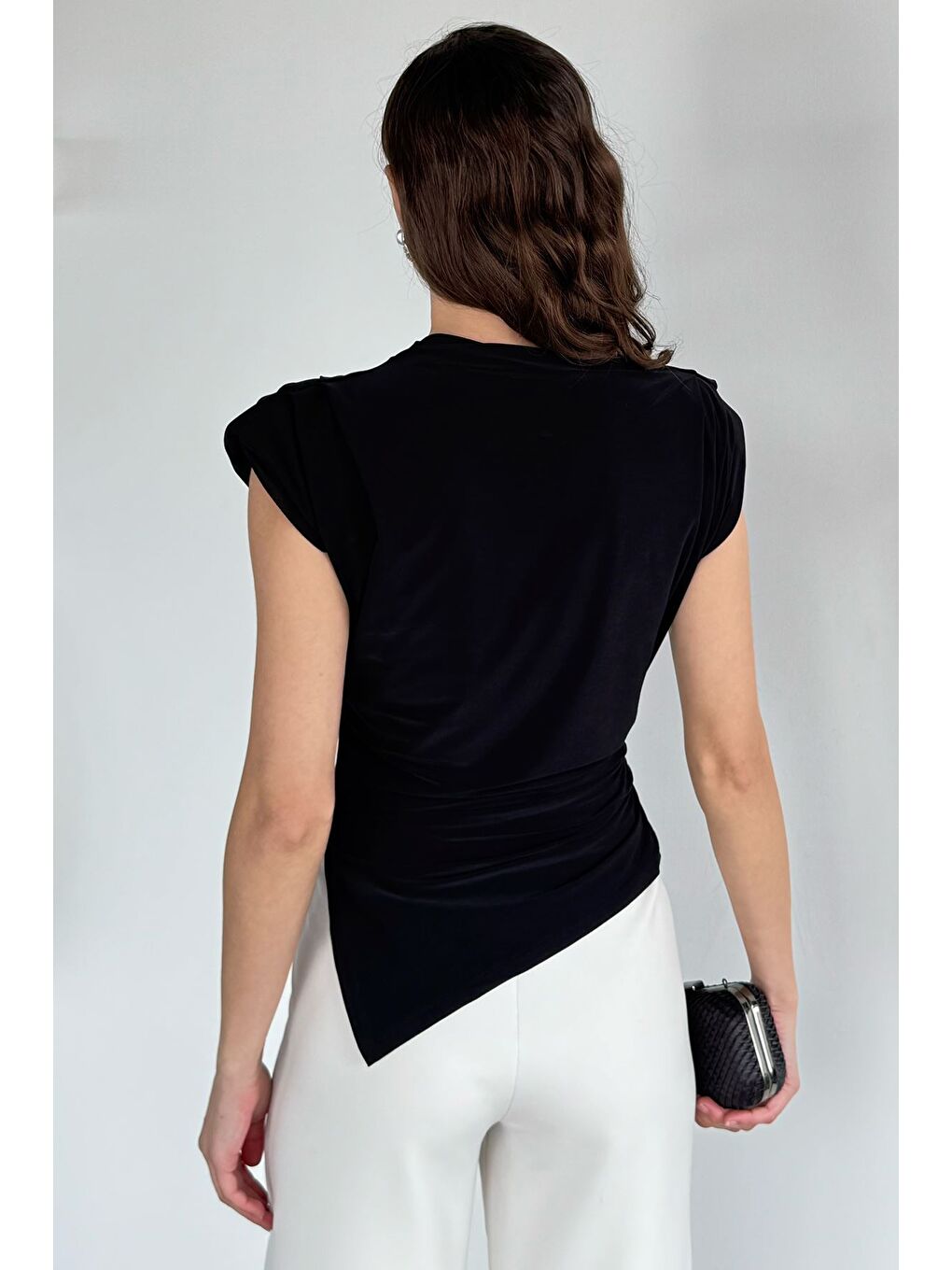 Siyah Kadın Omuz Vatkalı Drapeli Asimetrik Kesim Bluz-3