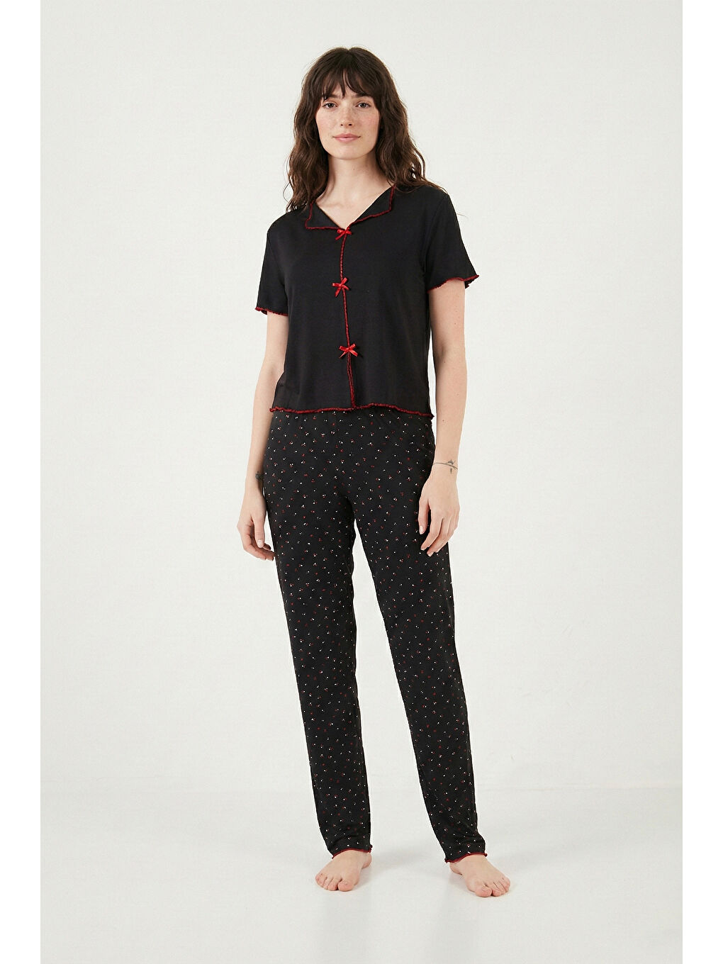 Siyah Desenli Standart Fit Kurdele Detaylı Kısa Kollu Pijama Takımı 6091435-1