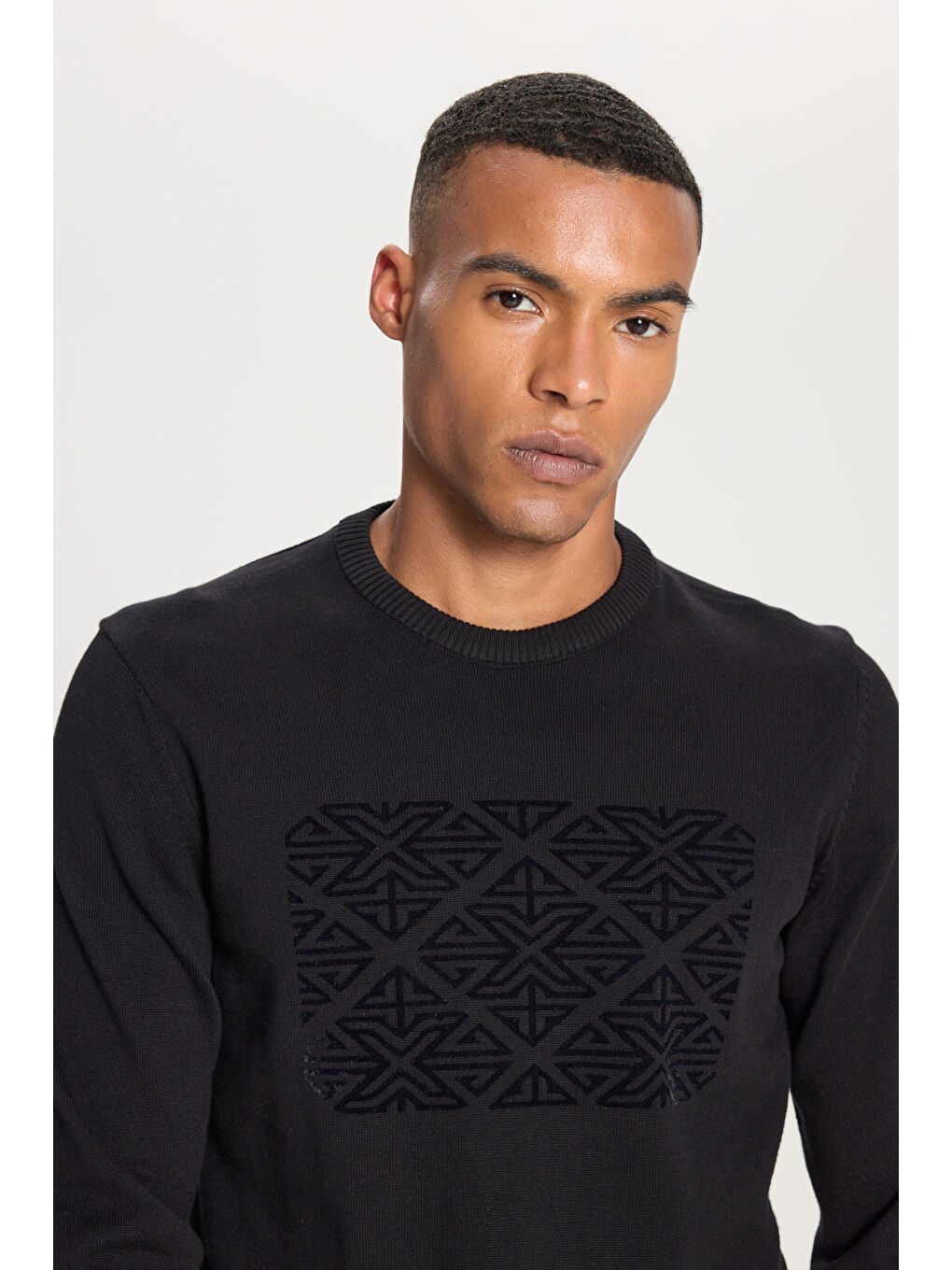 Erkek Siyah %100 Pamuk Standart Fit Bisiklet Yaka Baskılı Triko Kazak-3