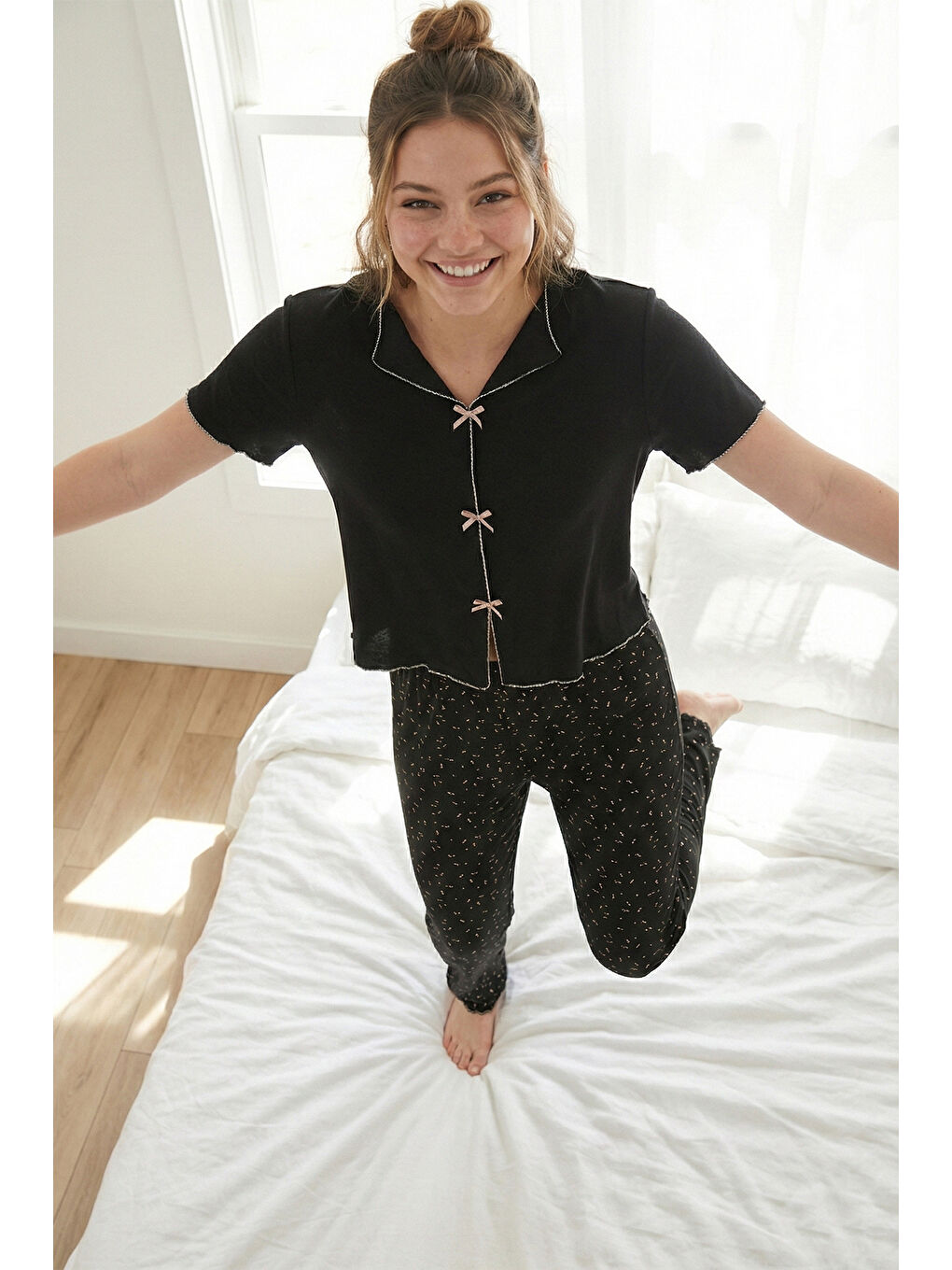 Siyah Desenli Standart Fit Kurdele Detaylı Kısa Kollu Pijama Takımı 6091435