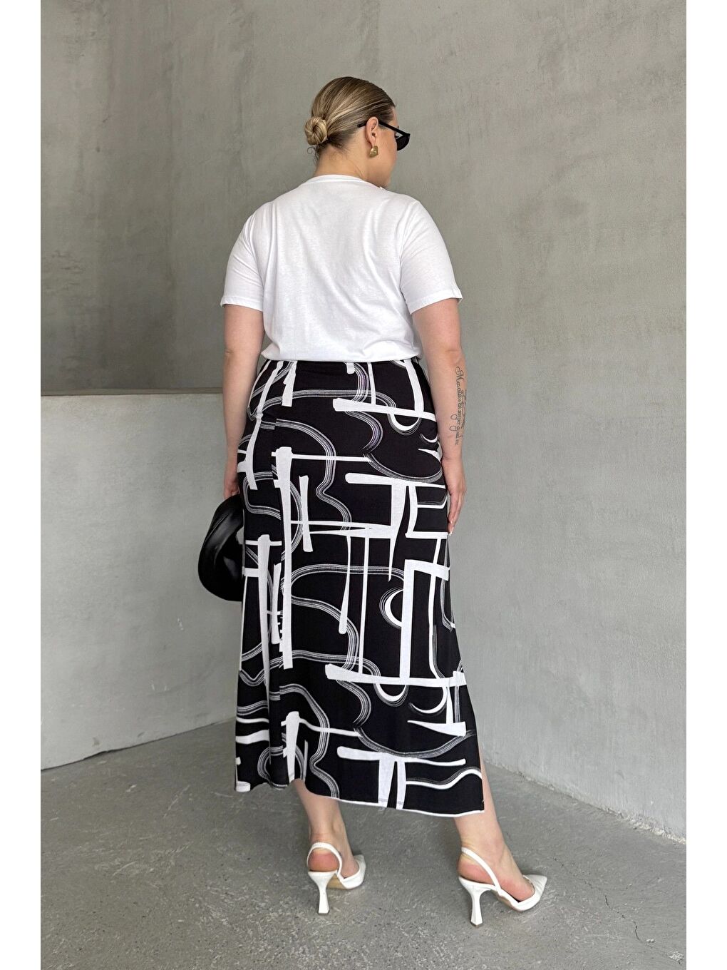 Siyah Büyük Beden Beli Lastikli Soyut Desenli Yırtmaç Detaylı Uzun Etek 98-120-4