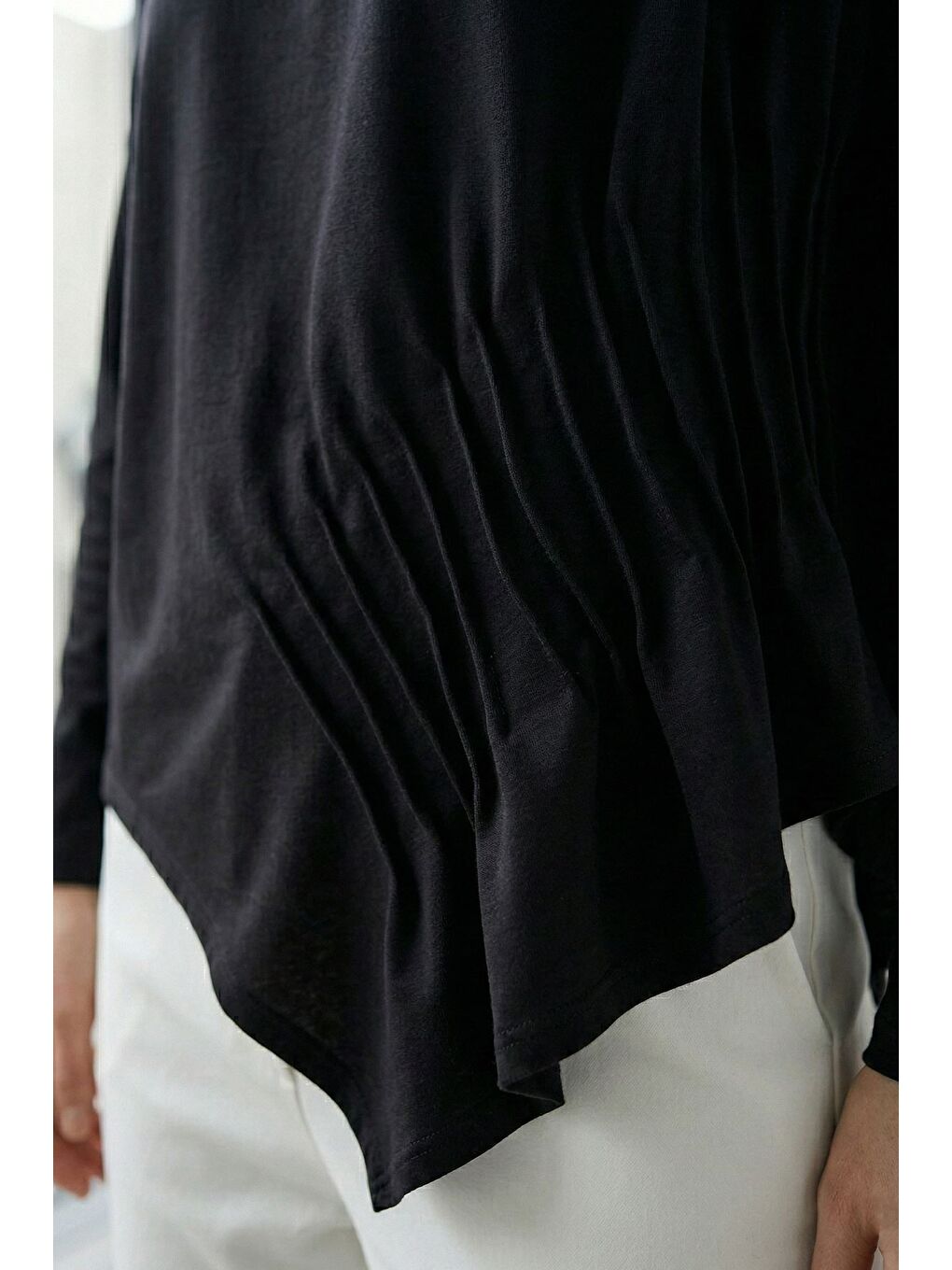 Siyah Kadın Pileli Asimetrik Kesim Bluz-1
