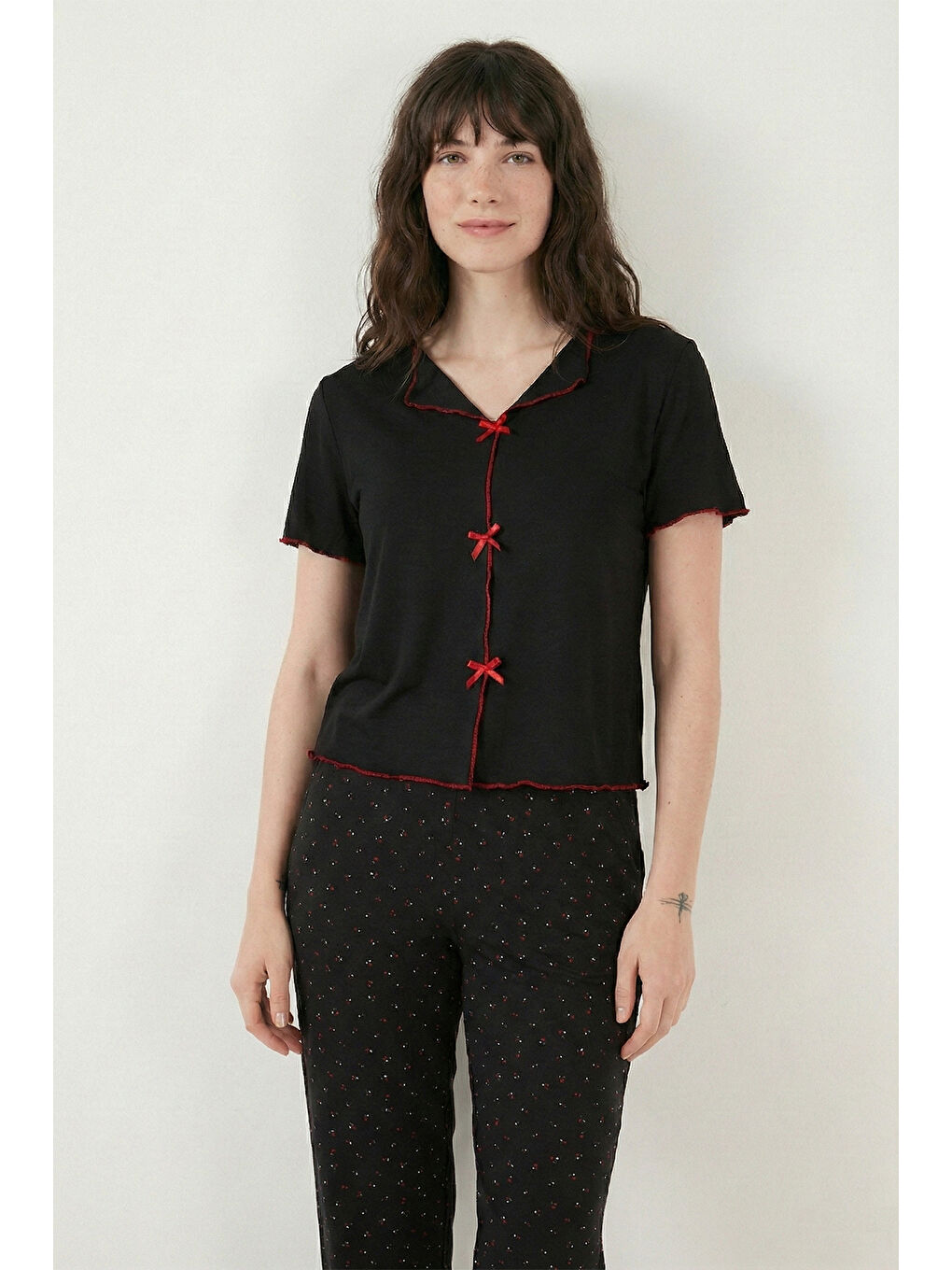 Siyah Desenli Standart Fit Kurdele Detaylı Kısa Kollu Pijama Takımı 6091435-2