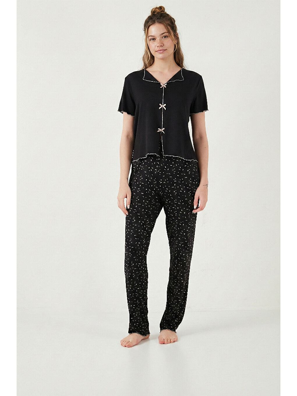 Siyah Desenli Standart Fit Kurdele Detaylı Kısa Kollu Pijama Takımı 6091435-1