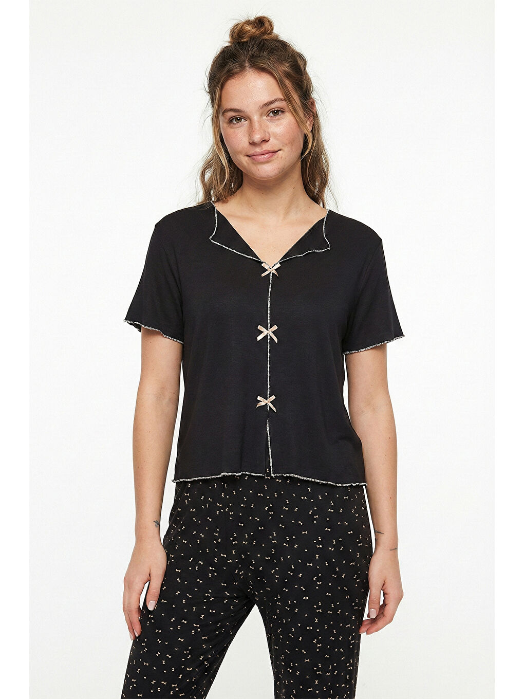 Siyah Desenli Standart Fit Kurdele Detaylı Kısa Kollu Pijama Takımı 6091435-3