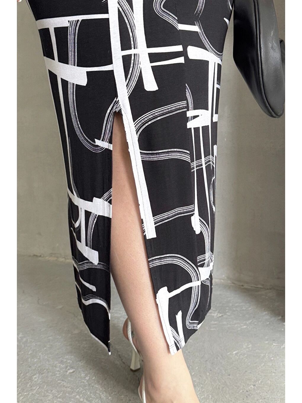 Siyah Büyük Beden Beli Lastikli Soyut Desenli Yırtmaç Detaylı Uzun Etek 98-120-6