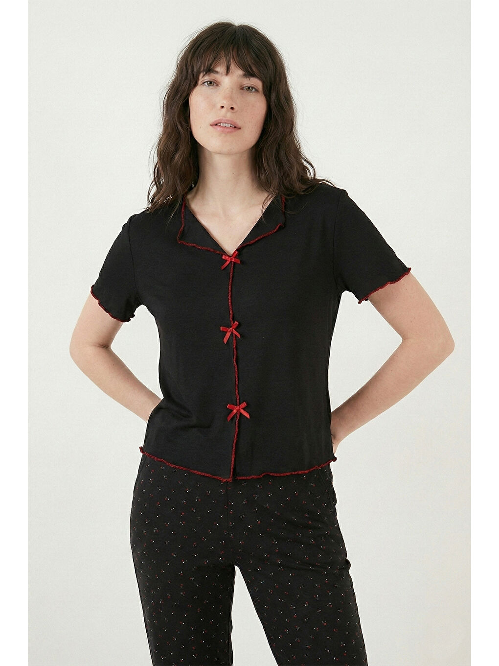 Siyah Desenli Standart Fit Kurdele Detaylı Kısa Kollu Pijama Takımı 6091435-4