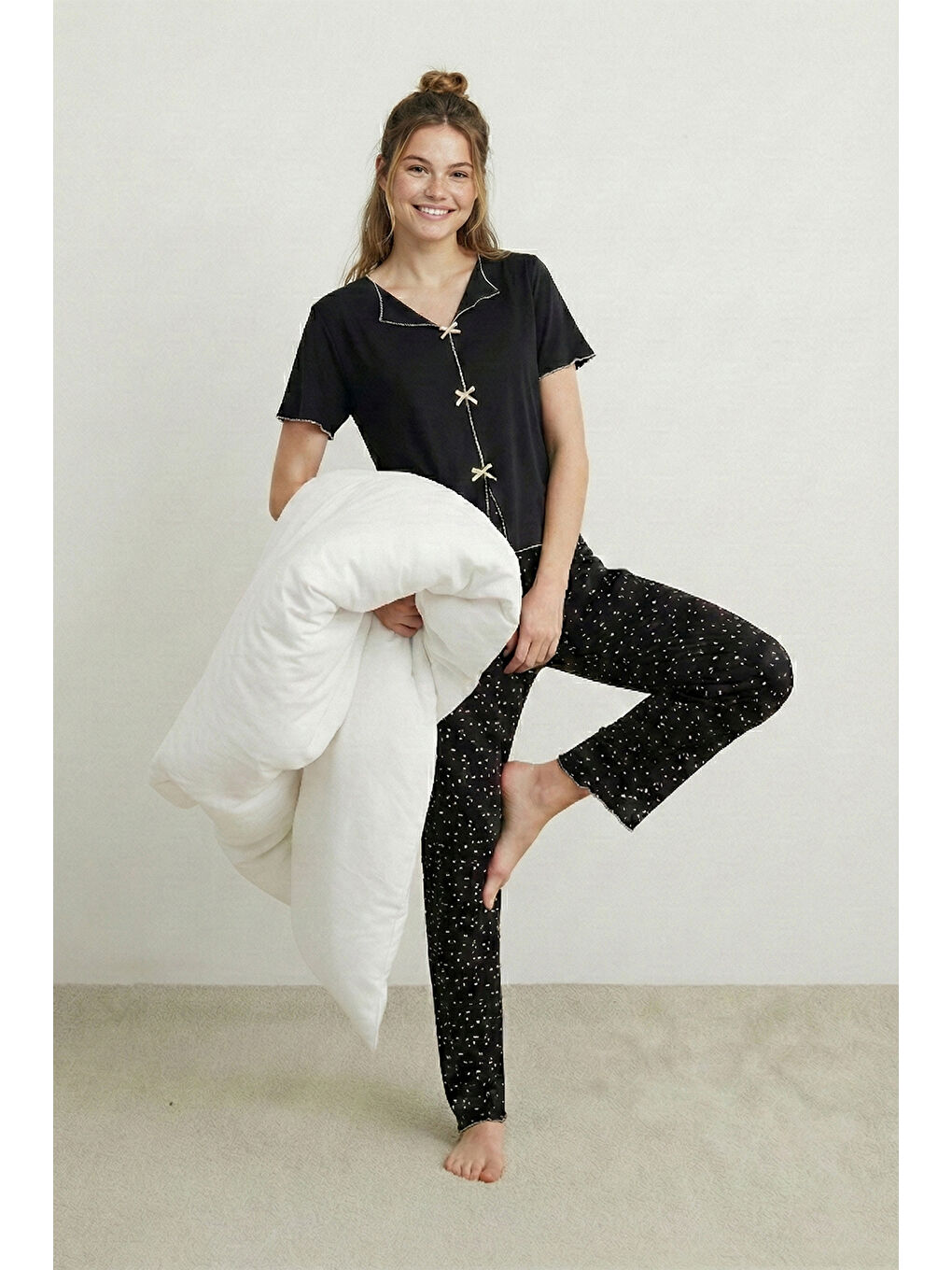 Siyah Desenli Standart Fit Kurdele Detaylı Kısa Kollu Pijama Takımı 6091435-4