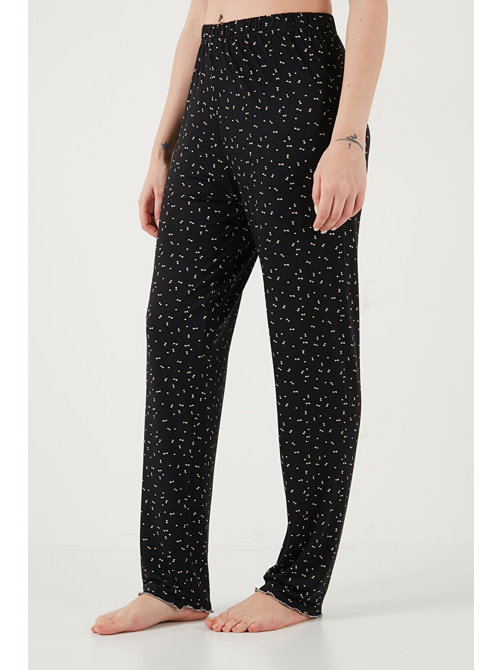 Siyah Desenli Standart Fit Kurdele Detaylı Kısa Kollu Pijama Takımı 6091435-5