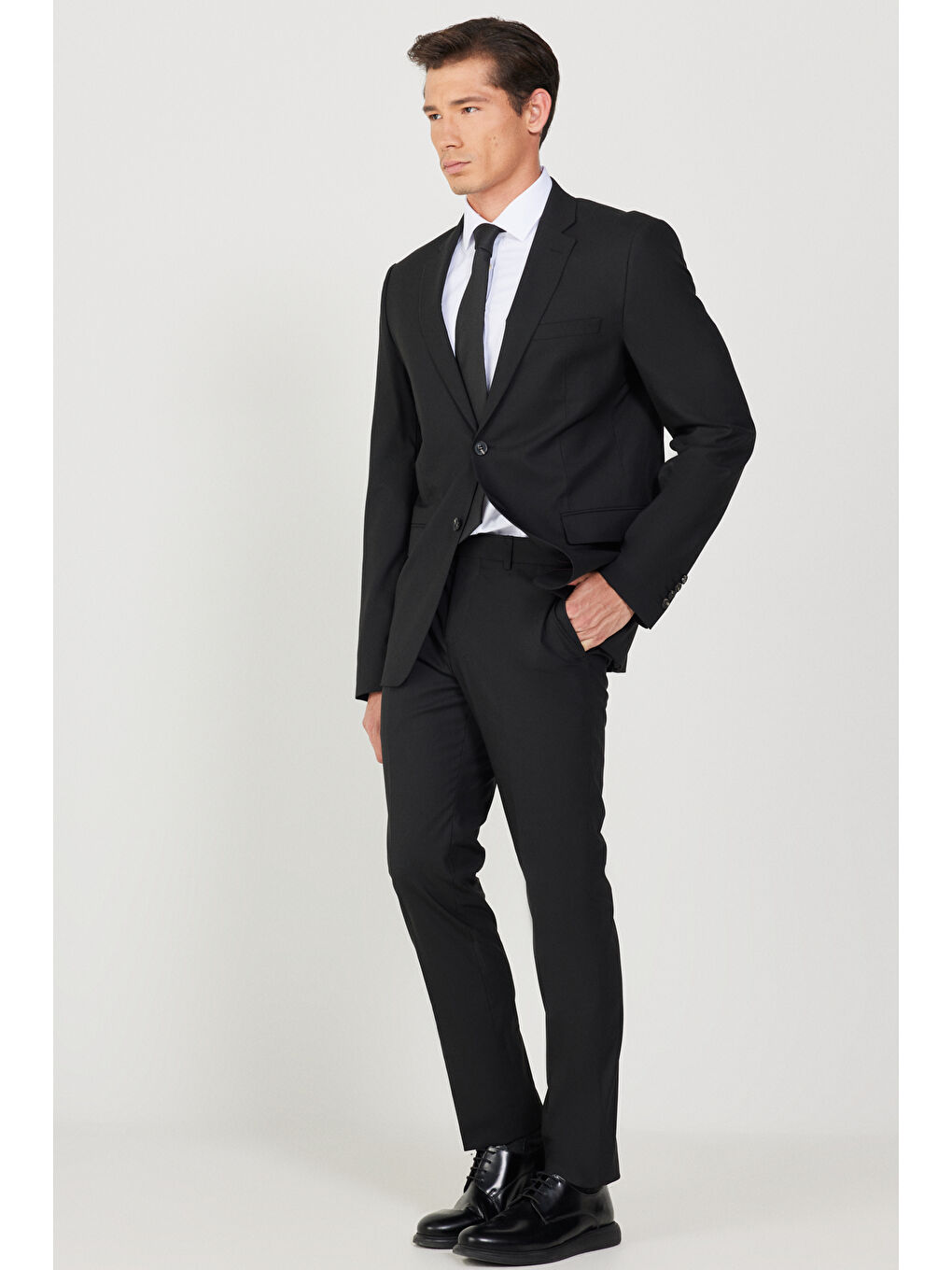 Erkek Siyah Yünlü Slim Fit Mono Yaka Kapak Cepli Takım Elbise-4