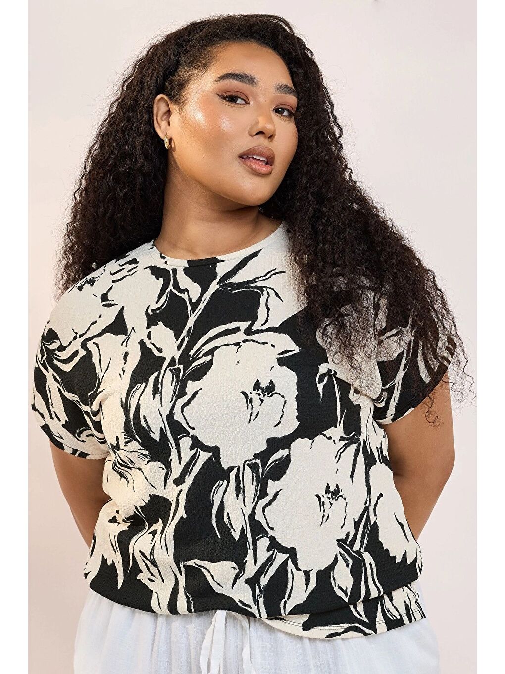 Siyah Büyük Beden Bisiklet Yaka Bürümcük Kumaş Baskılı T-shirt 304115