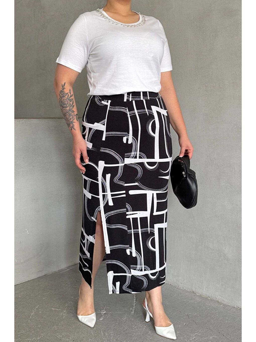 Siyah Büyük Beden Beli Lastikli Soyut Desenli Yırtmaç Detaylı Uzun Etek 98-120-7