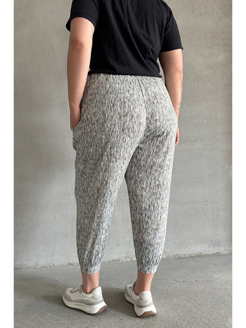 Gri Büyük Beden Beli ve Paçası Lastikli Cepli Bol Pantolon 88-177-4