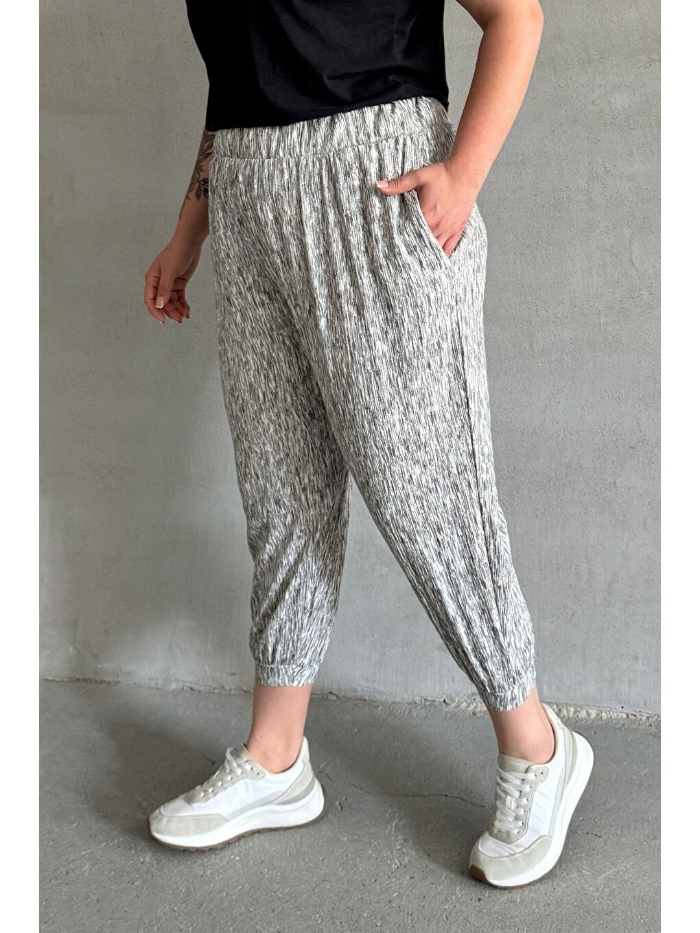 Gri Büyük Beden Beli ve Paçası Lastikli Cepli Bol Pantolon 88-177-5