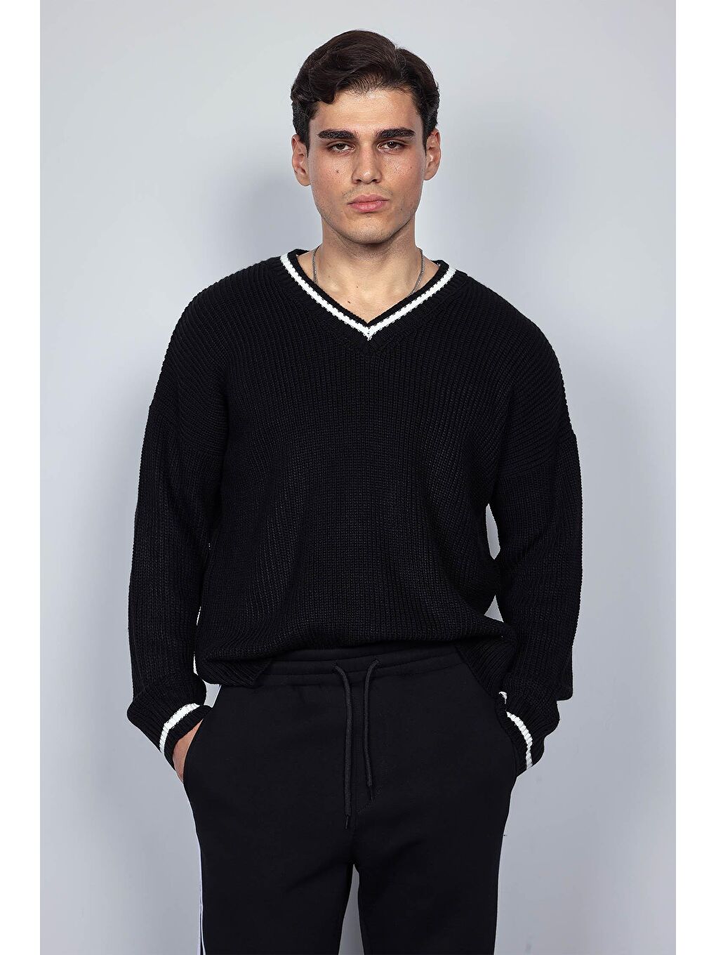 Erkek V Yaka Oversize Kontrast Detaylı %100 Pamuk Kazak Siyah-3