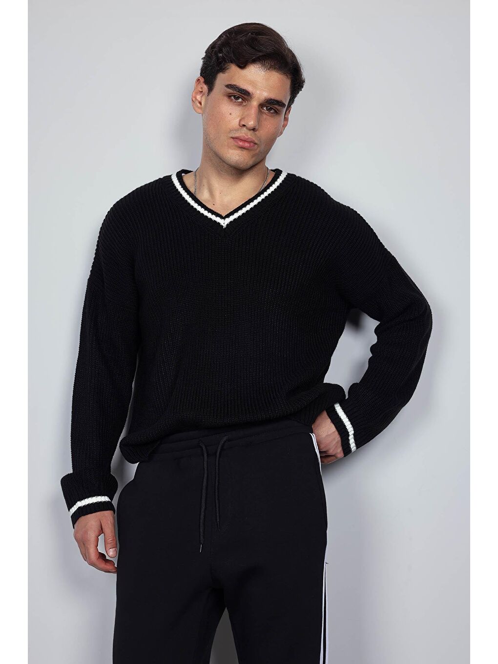 Erkek V Yaka Oversize Kontrast Detaylı %100 Pamuk Kazak Siyah-4