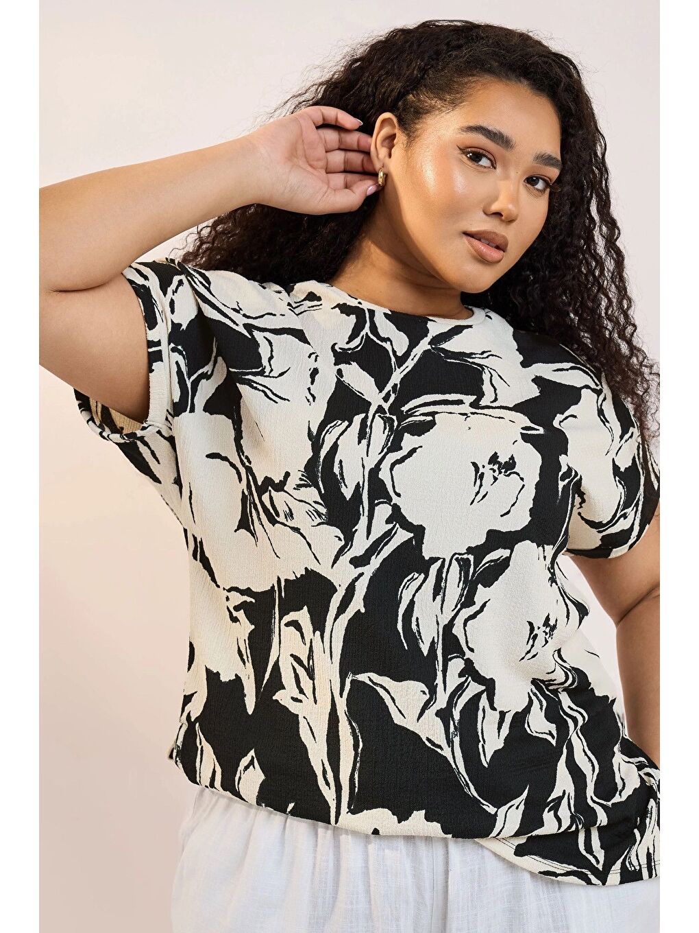 Siyah Büyük Beden Bisiklet Yaka Bürümcük Kumaş Baskılı T-shirt 304115-3