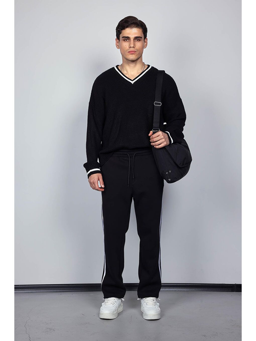 Erkek V Yaka Oversize Kontrast Detaylı %100 Pamuk Kazak Siyah-5