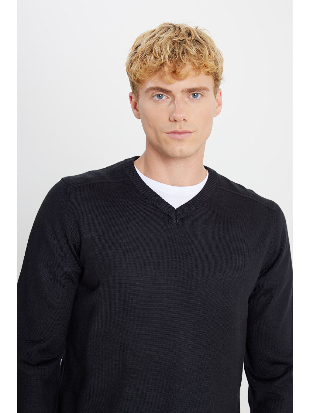 Erkek Siyah Yünlü Standart Fit Normal Kesim V Yaka Triko Basic Kazak-3