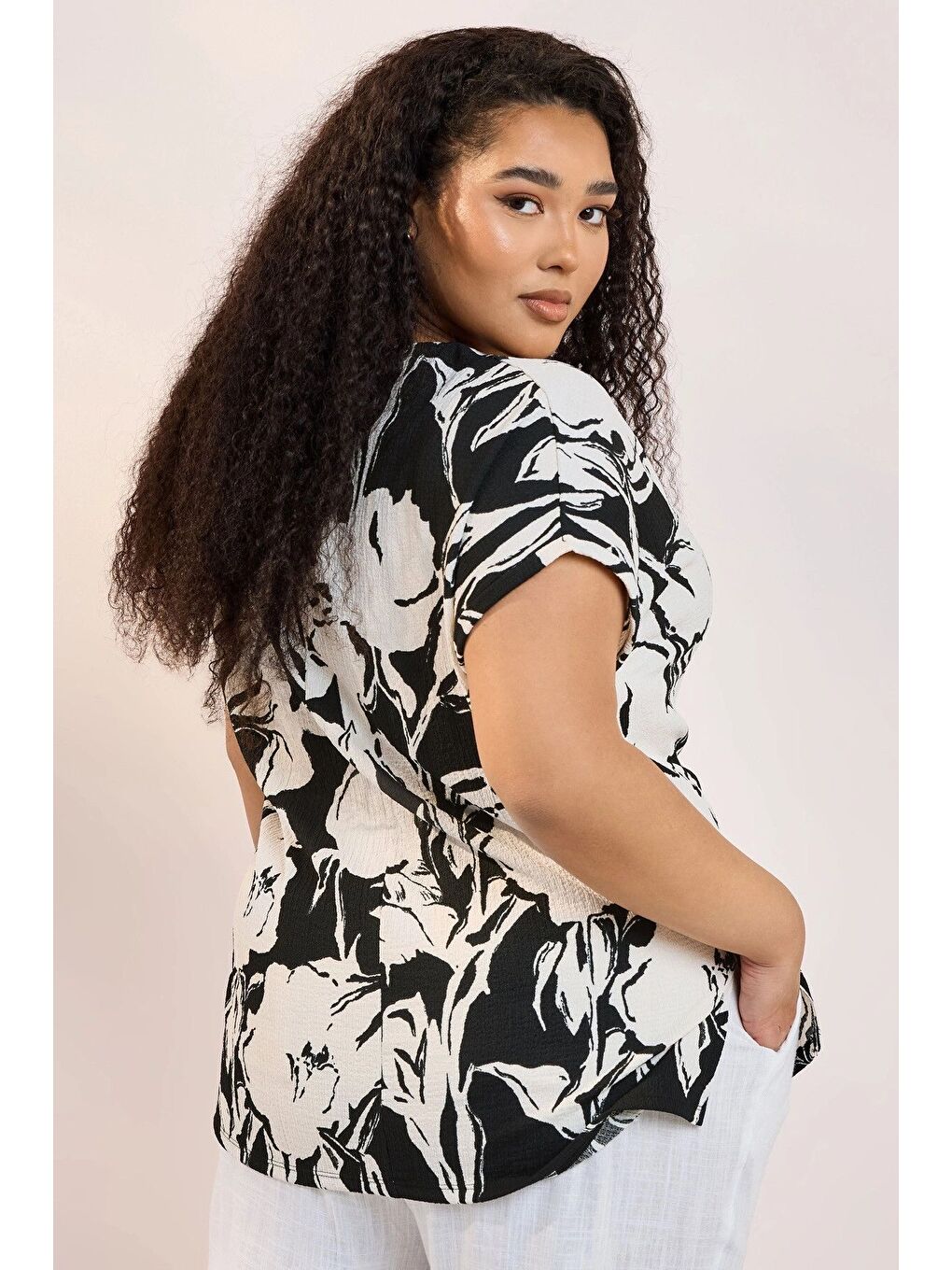 Siyah Büyük Beden Bisiklet Yaka Bürümcük Kumaş Baskılı T-shirt 304115-4