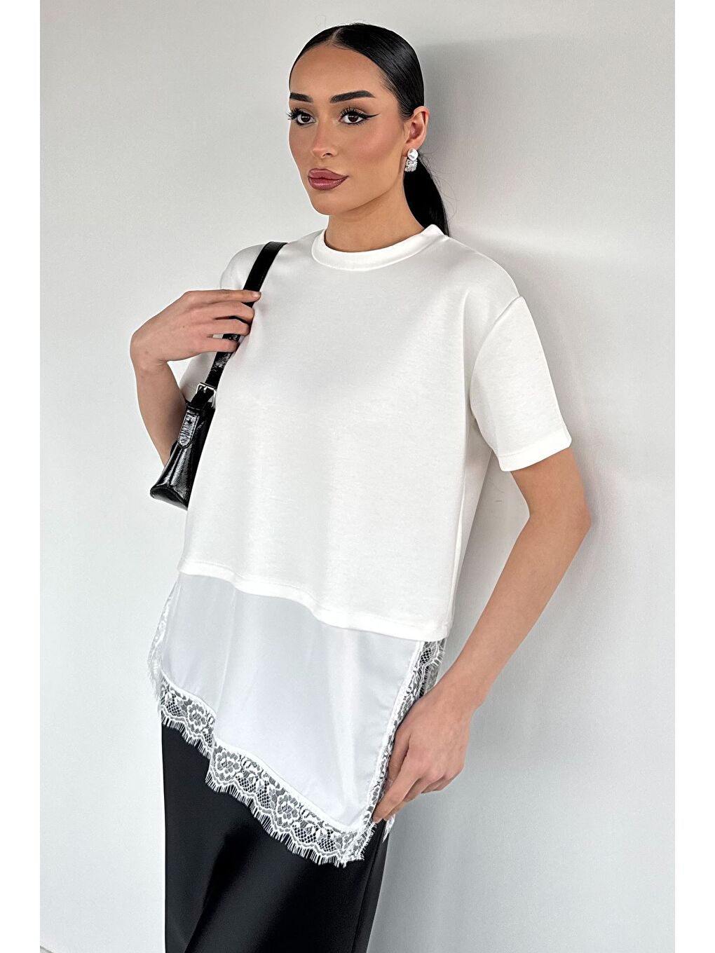 Ekru Kadın Bisiklet Yaka Saten Ve Güpür Garnili Bluz