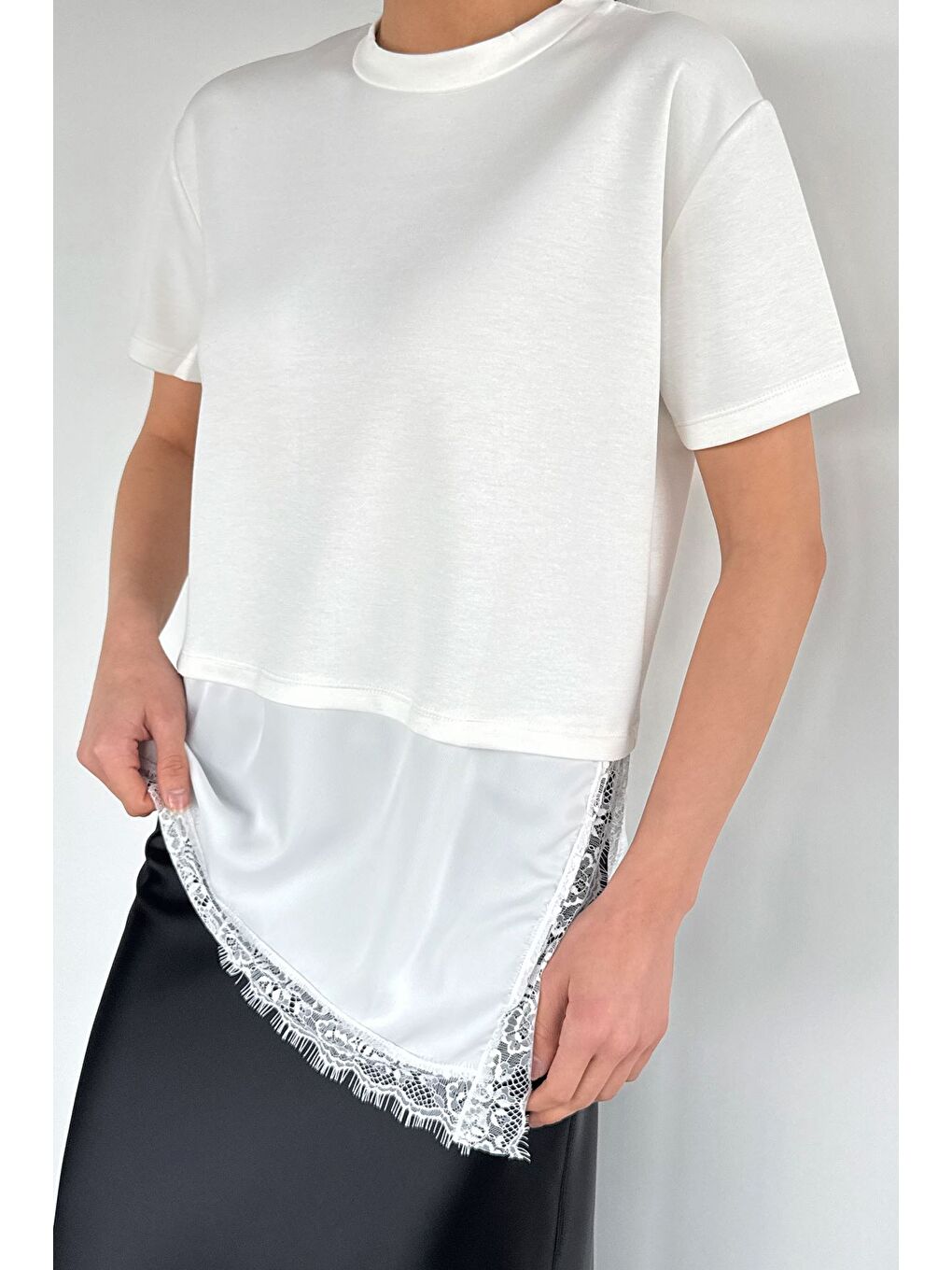 Ekru Kadın Bisiklet Yaka Saten Ve Güpür Garnili Bluz-1