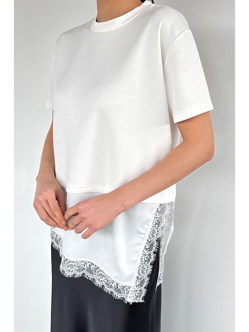 Ekru Kadın Bisiklet Yaka Saten Ve Güpür Garnili Bluz-2