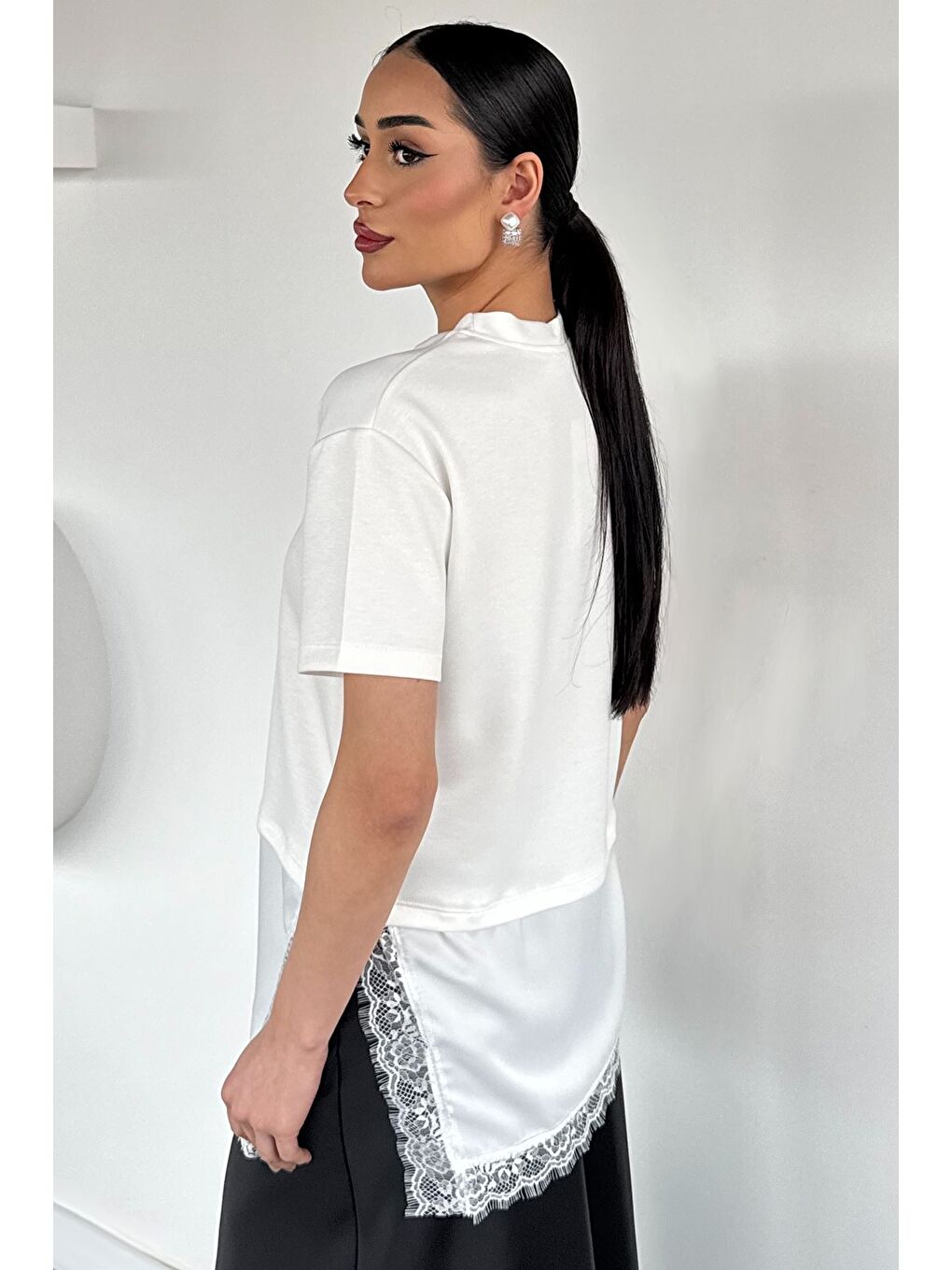 Ekru Kadın Bisiklet Yaka Saten Ve Güpür Garnili Bluz-3