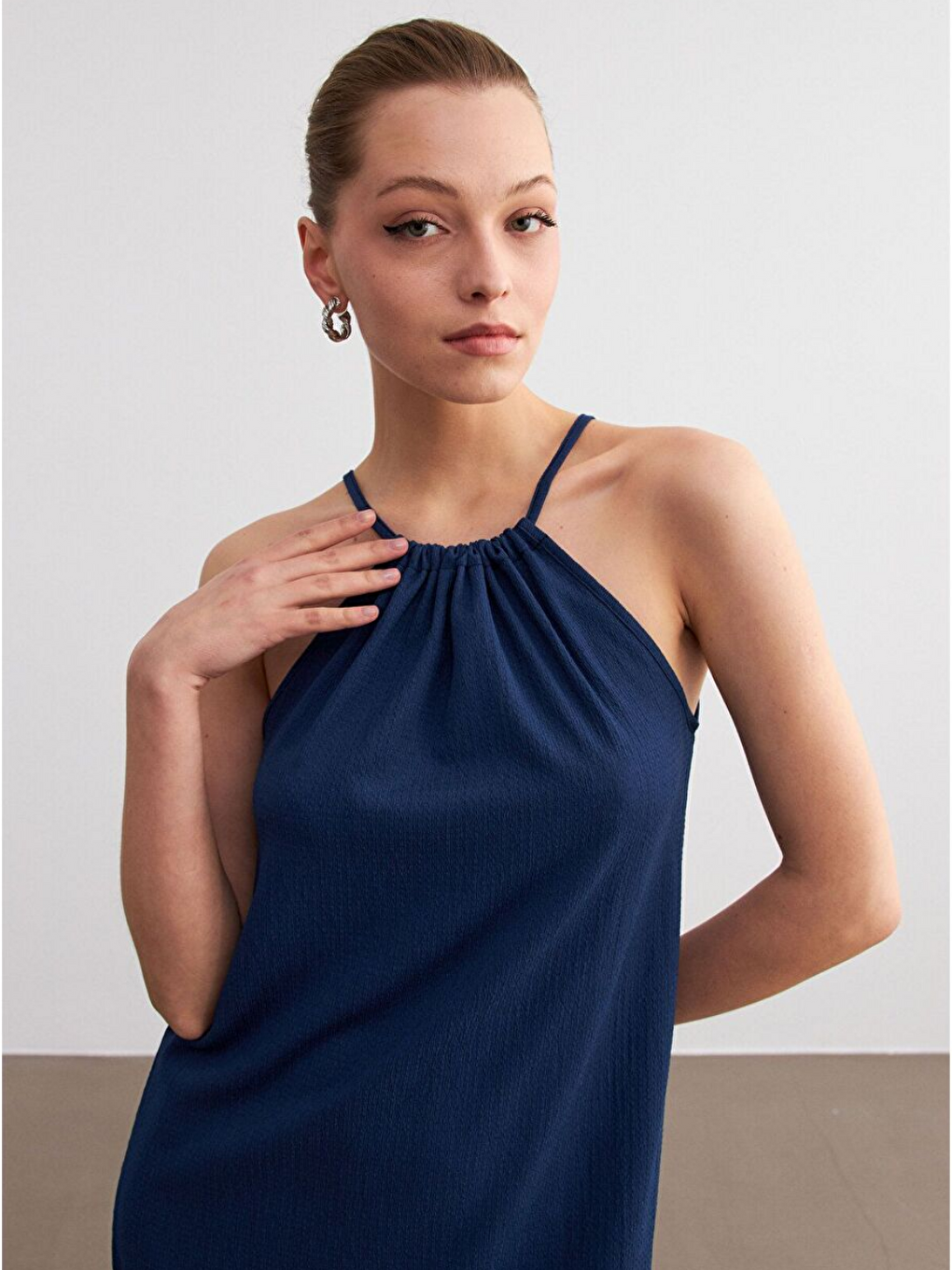 Lacivert Laci Boyundan Bağlamalı Krinkıl Mini Elbise-1