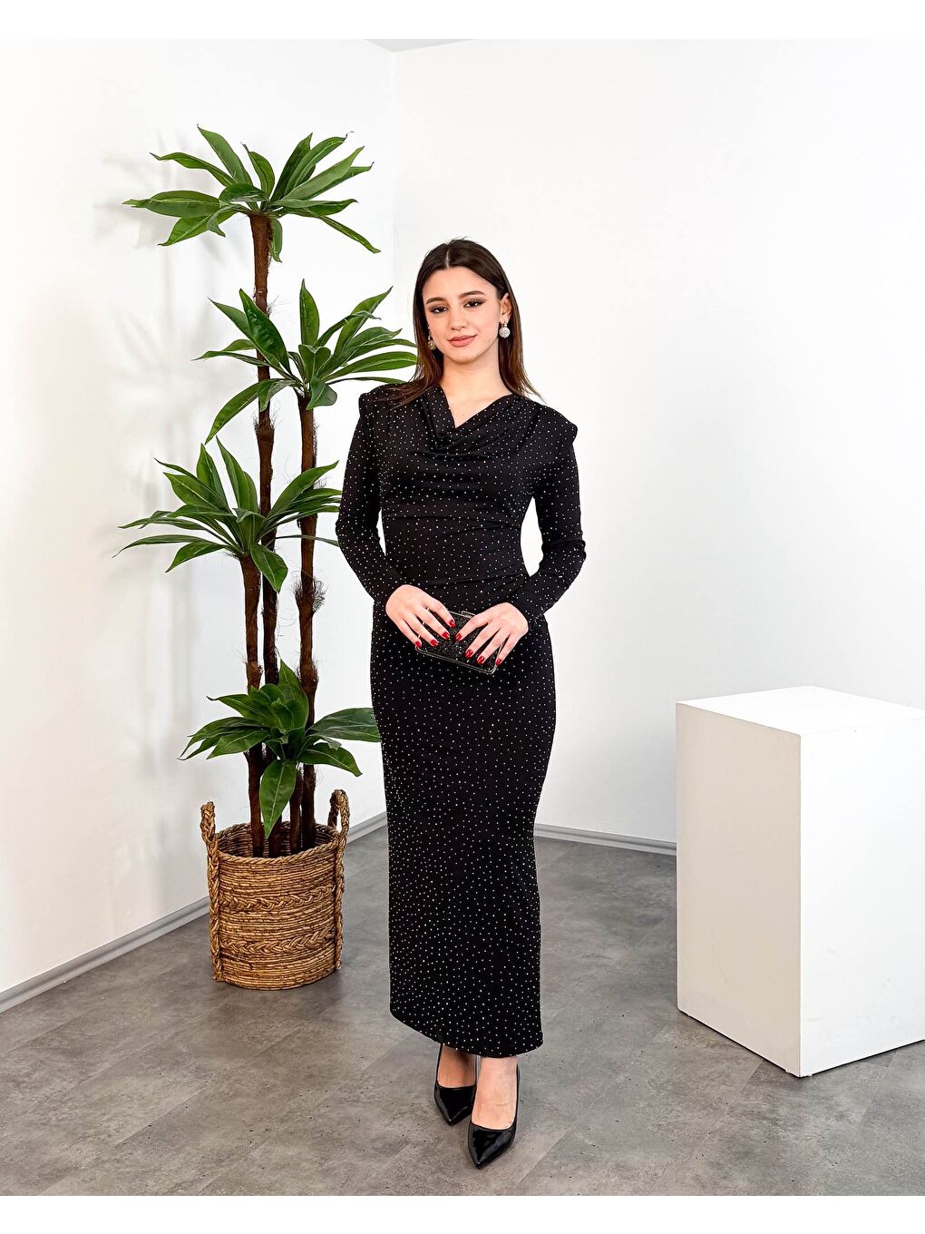 Siyah Taş Detaylı Drapeli Degaje Yaka Uzun Kadın Elbise