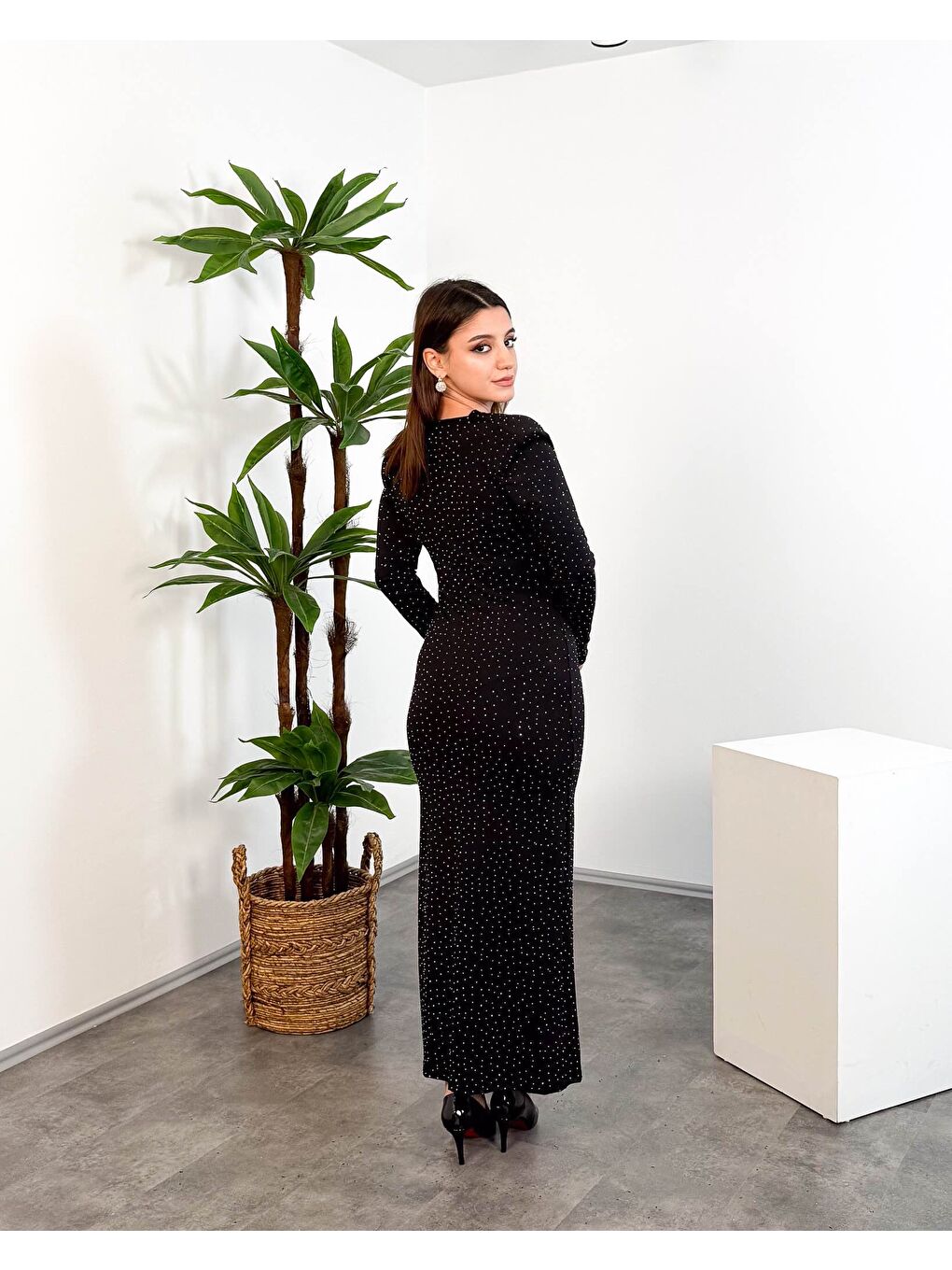 Siyah Taş Detaylı Drapeli Degaje Yaka Uzun Kadın Elbise-1