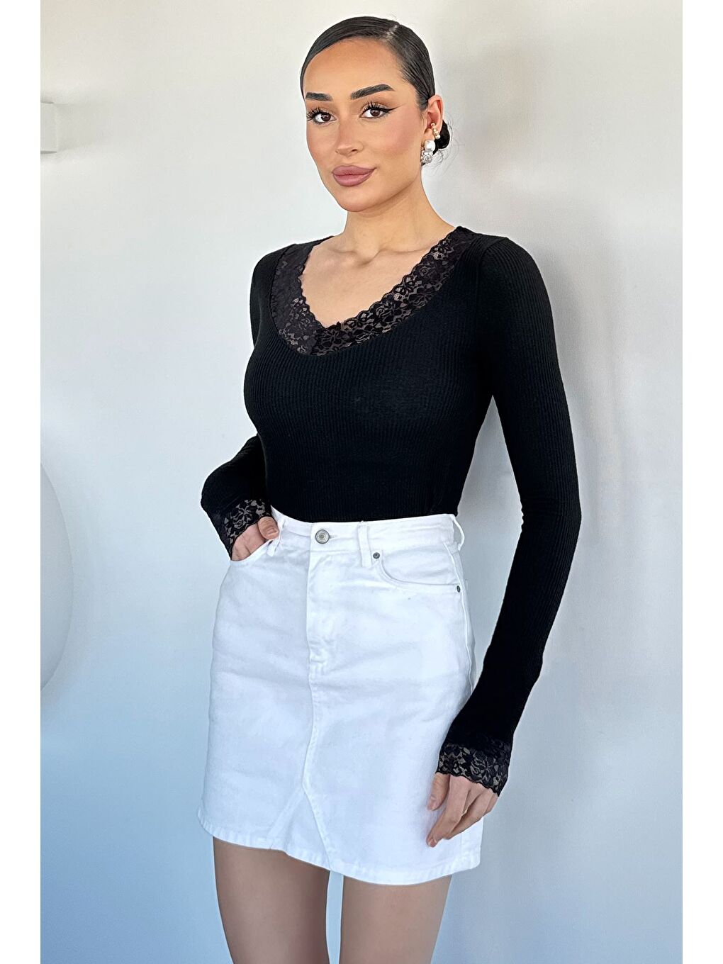 Siyah Kadın V Yaka Dantel Detaylı Elastanlı Bluz-1