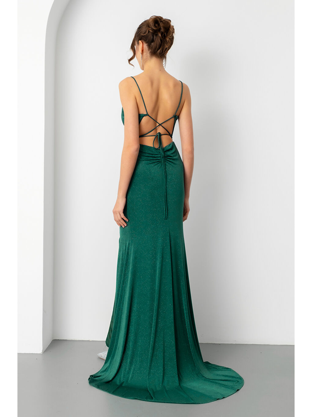 Kadın Zümrüt Yeşili Sırt Dekolteli Simli Uzun Abiye Elbise-5