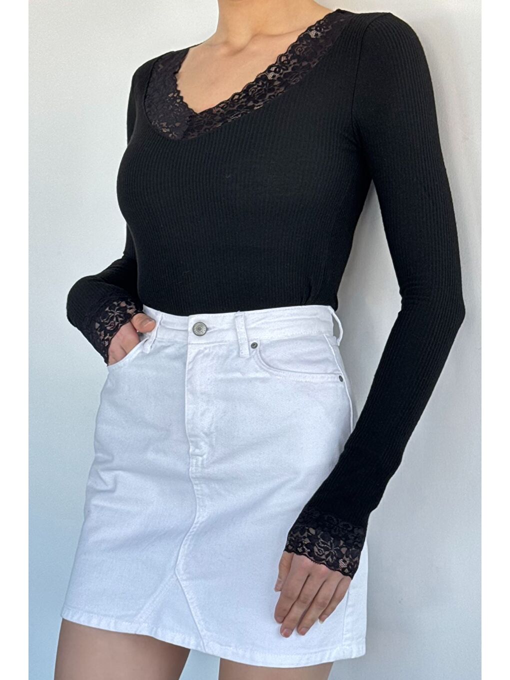 Siyah Kadın V Yaka Dantel Detaylı Elastanlı Bluz-2