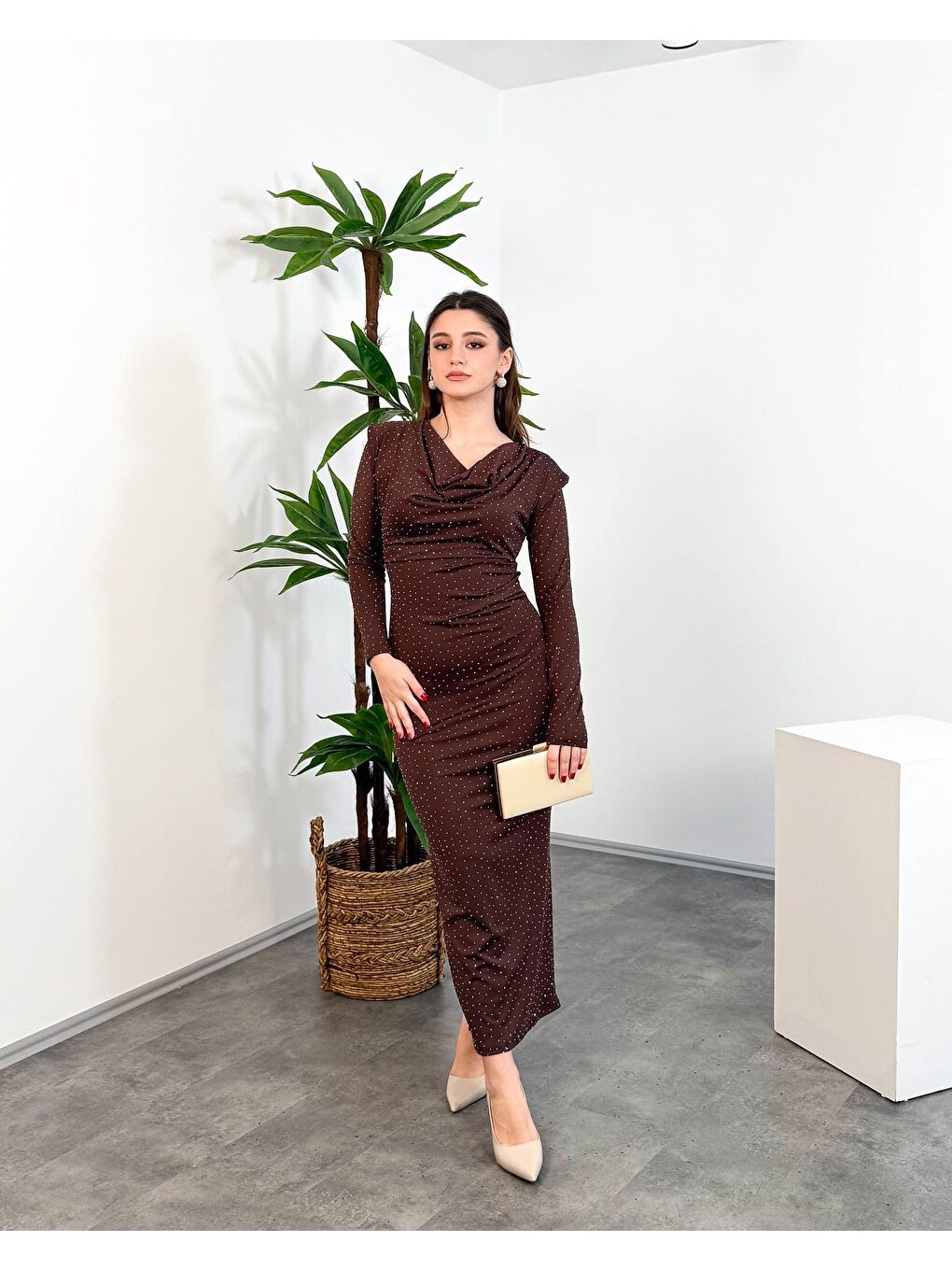 Kahverengi Taş Detaylı Drapeli Degaje Yaka Uzun Kadın Elbise