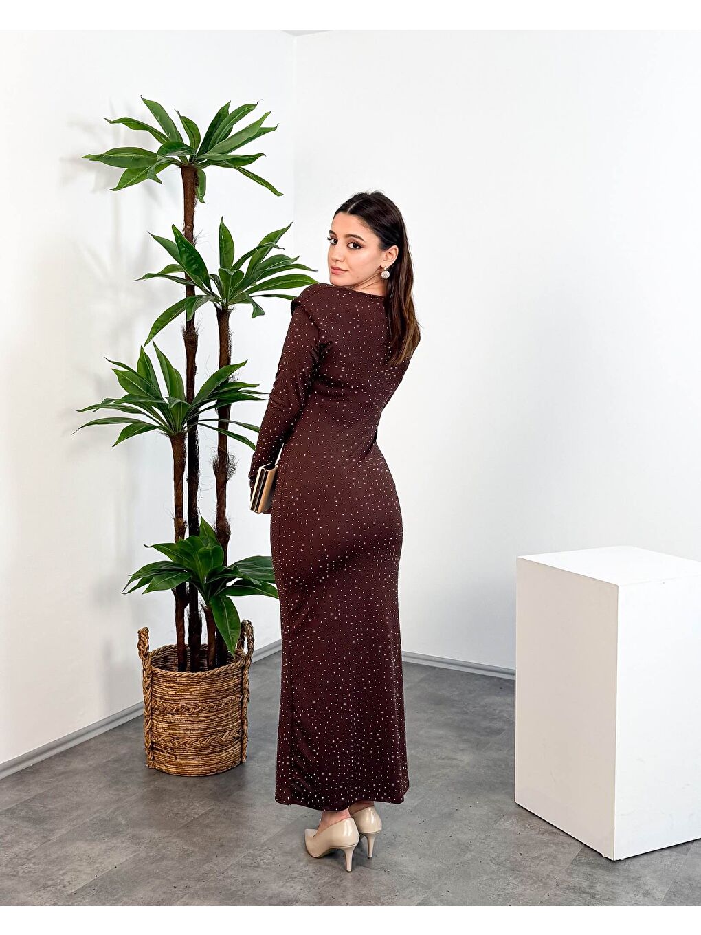 Kahverengi Taş Detaylı Drapeli Degaje Yaka Uzun Kadın Elbise-1