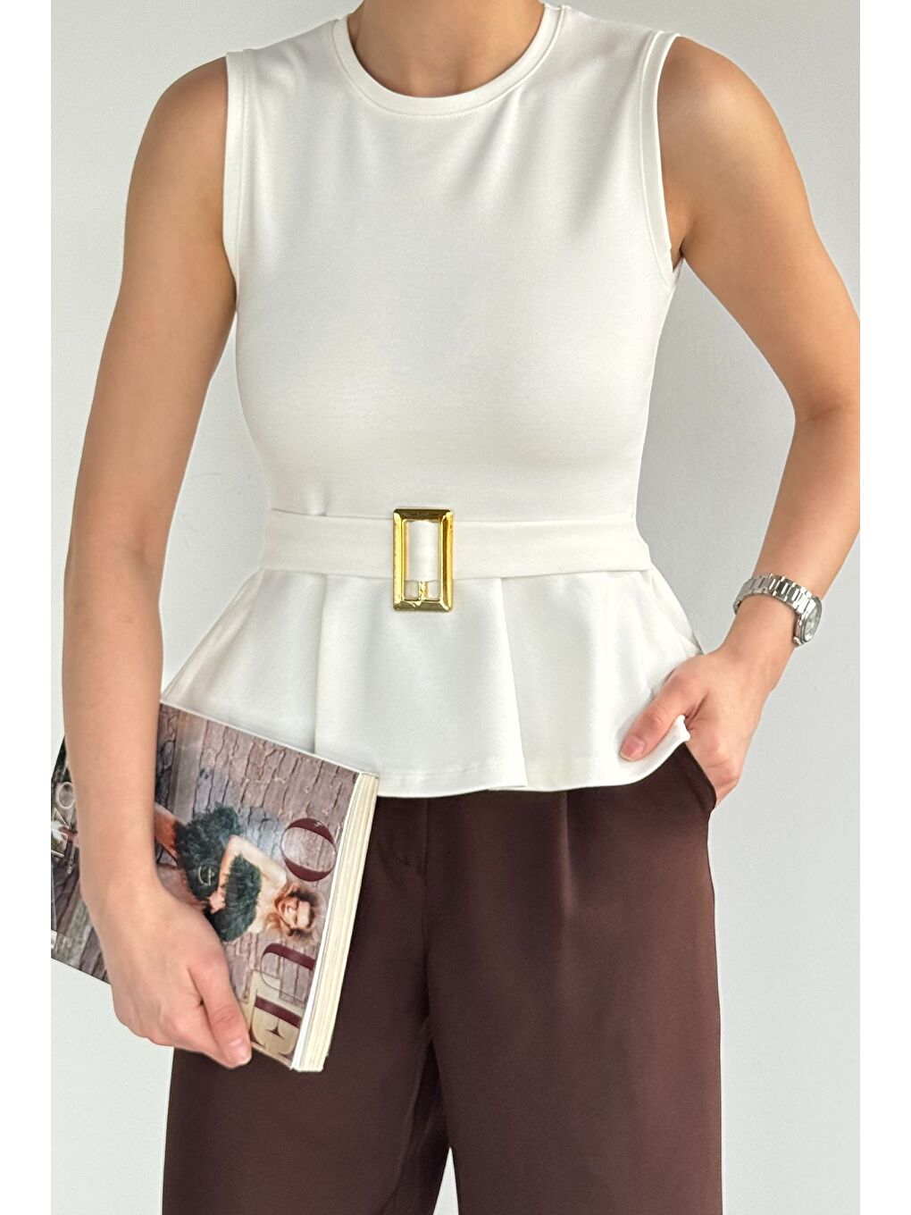 Ekru Kadın Kemer Detaylı Gold Tokalı Volan Bluz