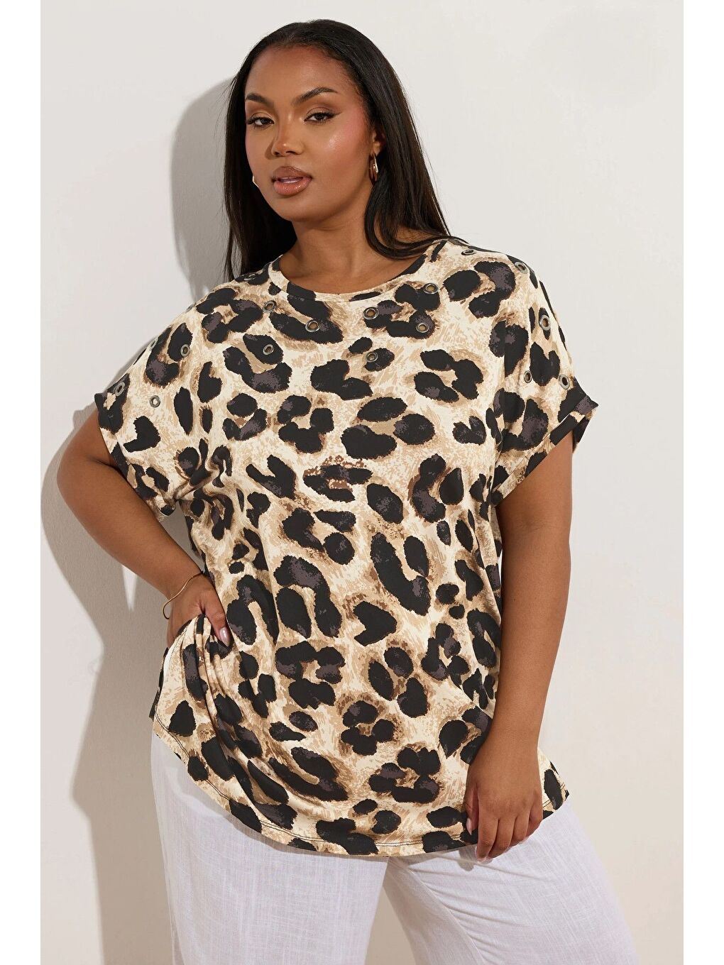Kahverengi Büyük Beden Bisiklet Yaka Kısa Kollu Kuşgözü Detaylı Leopar Desenli Bluz 304127