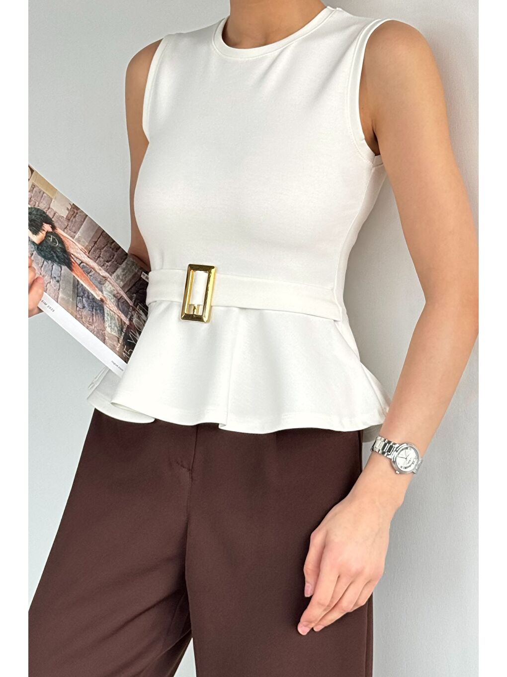Ekru Kadın Kemer Detaylı Gold Tokalı Volan Bluz-2