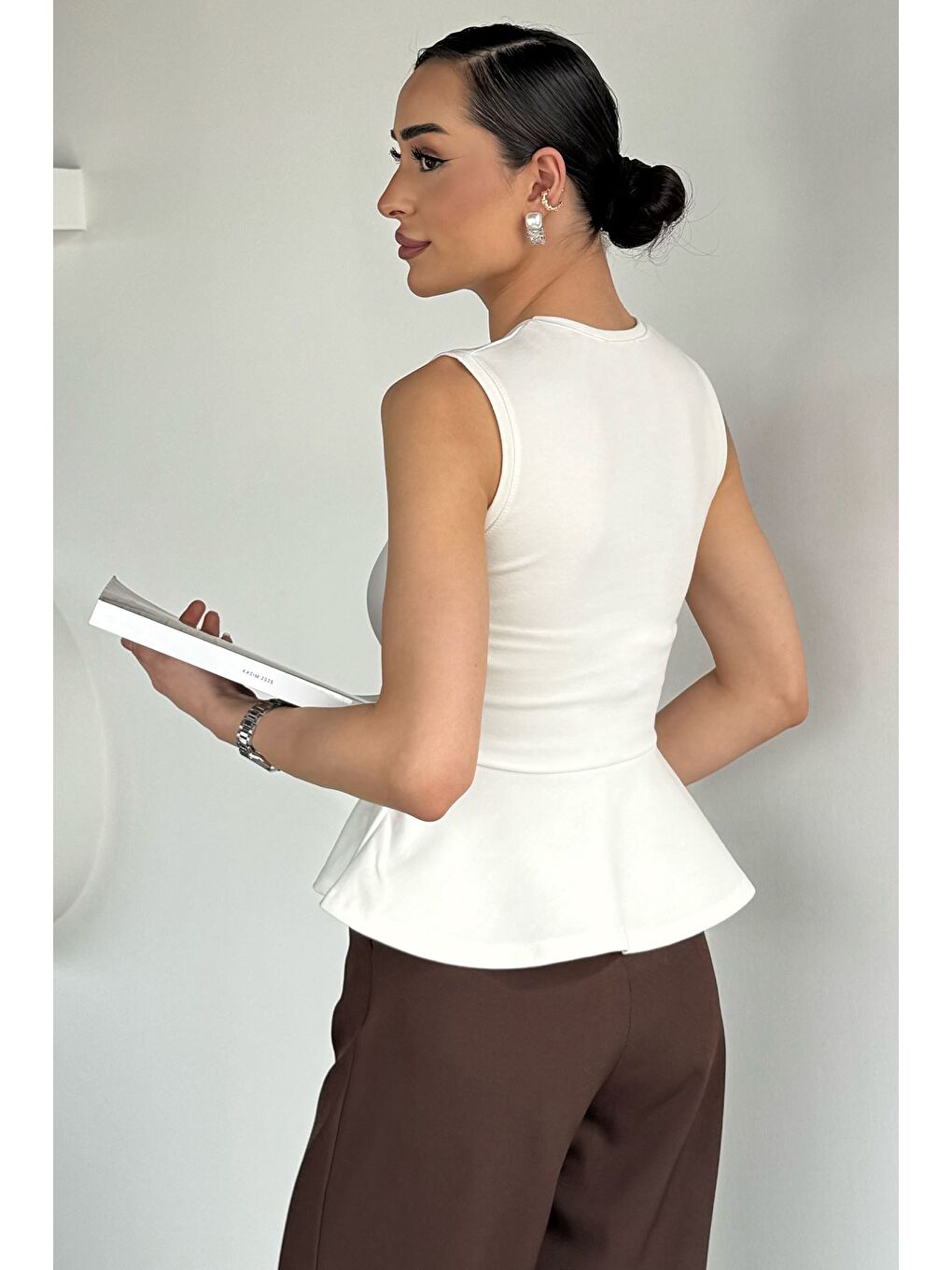 Ekru Kadın Kemer Detaylı Gold Tokalı Volan Bluz-3