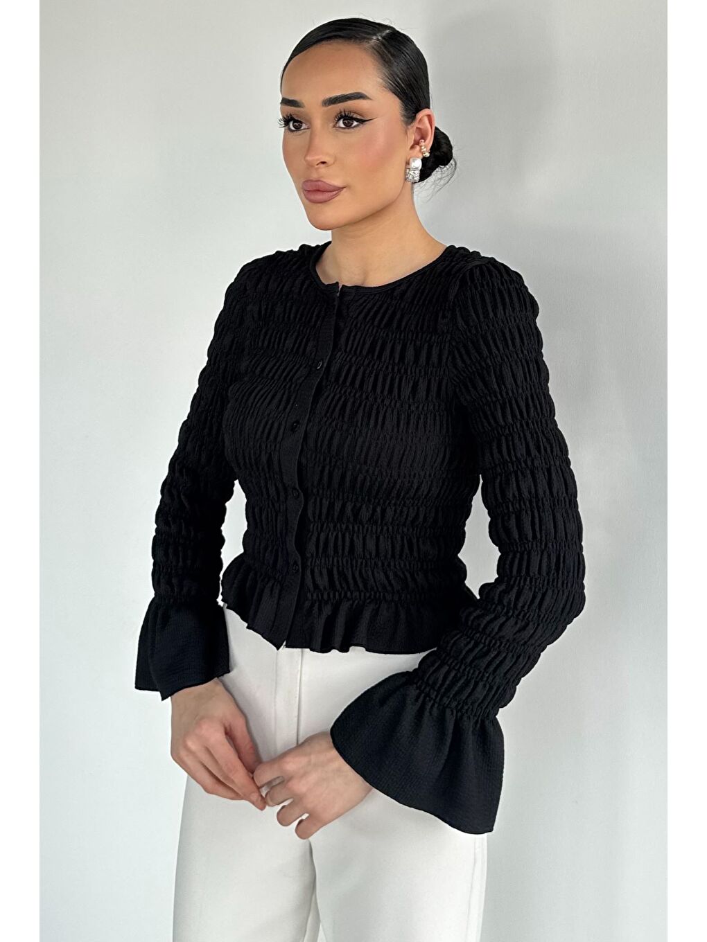 Siyah Kadın Ön Düğmeli Fırfırlı Gipeli Bluz-1