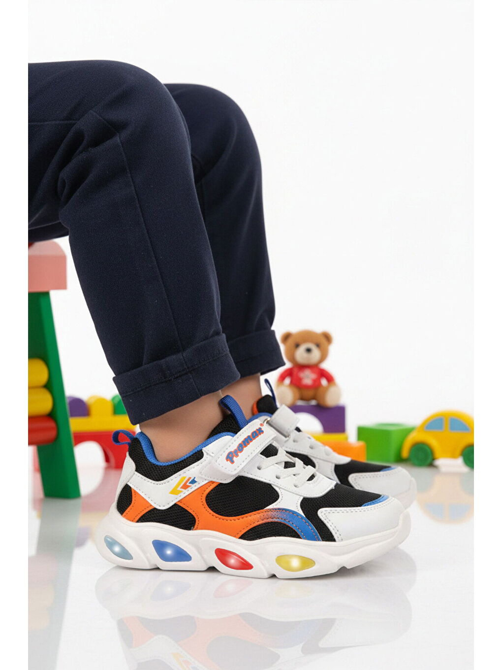 Beyaz Cırtlı Işıklı Hafif Erkek Çocuk Spor Ayakkabı 2000 P-2