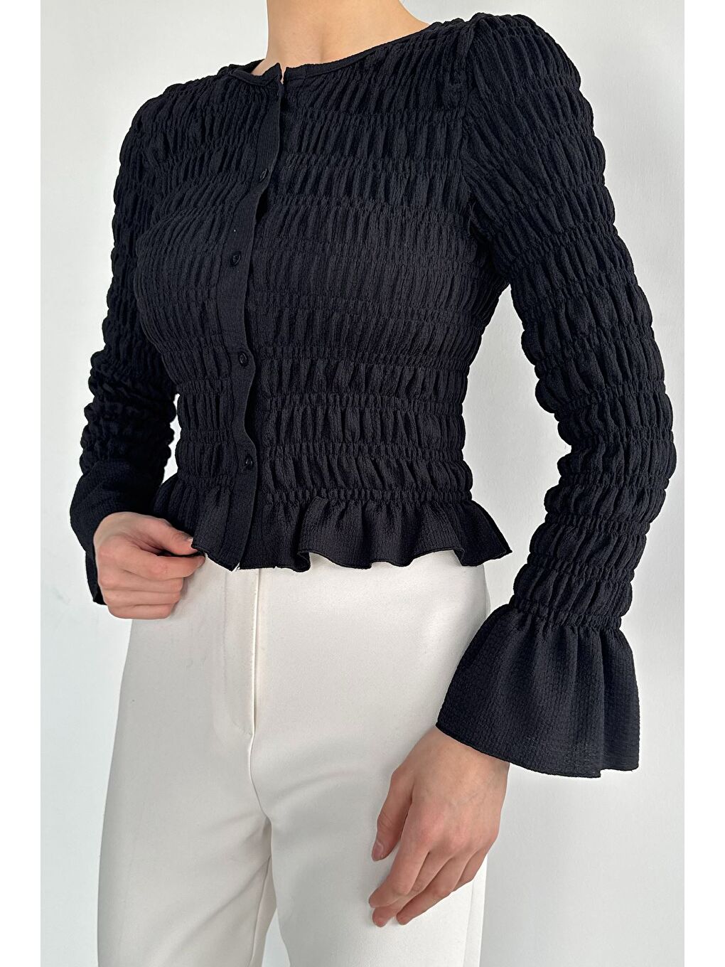 Siyah Kadın Ön Düğmeli Fırfırlı Gipeli Bluz-2