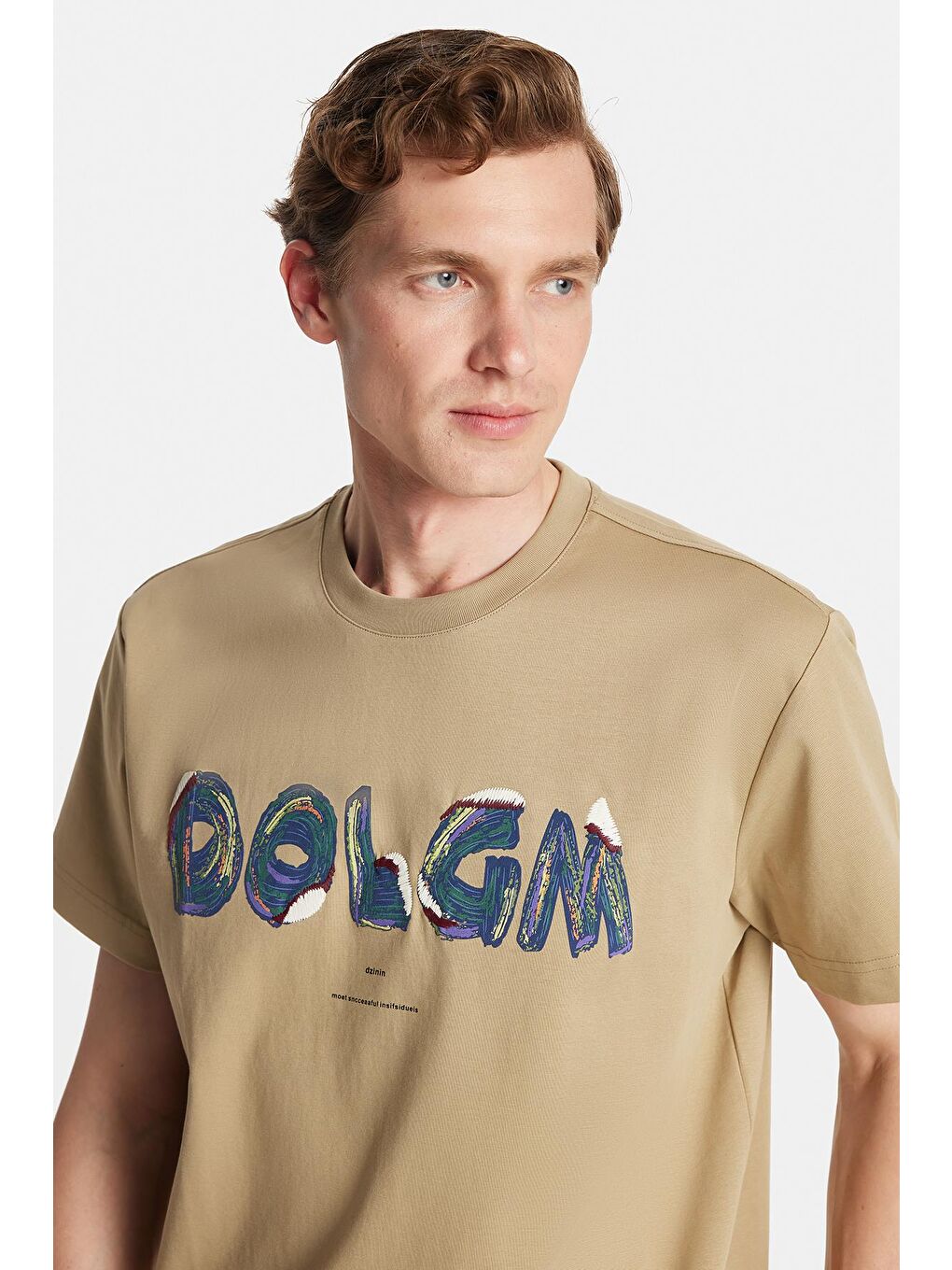 Relax Fit Rahat Kesim Pamuklu Ön Baskı Ve Nakış Detaylı Bisiklet Yaka Bej Erkek Tişört-1