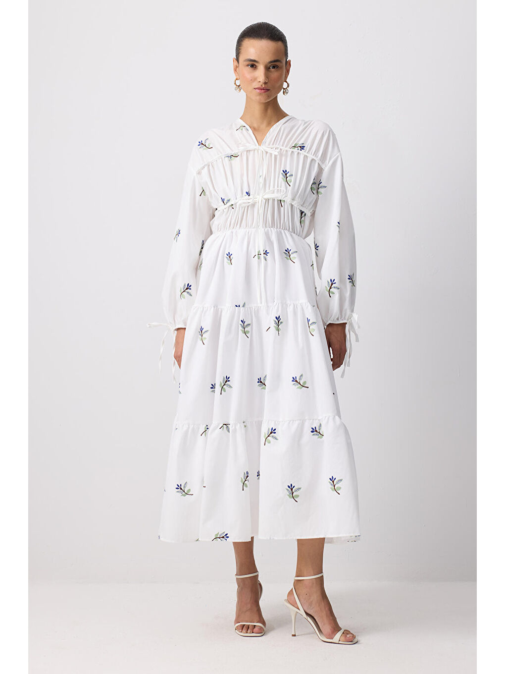 Ekru Önü Büzgülü Nakışlı Elbise