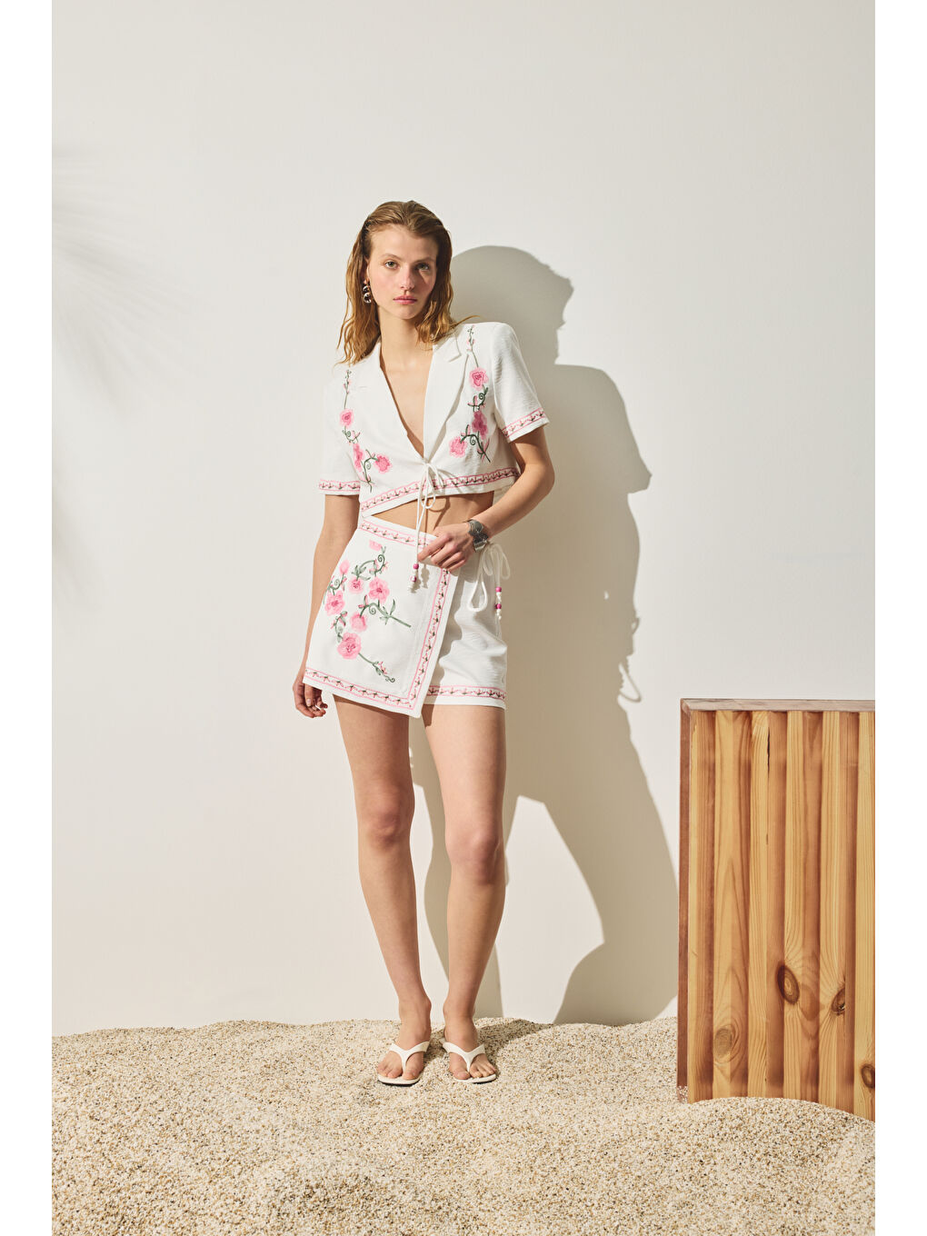 Nakış Çiçek Desenli Bağlamalı Şort Etek Ekru